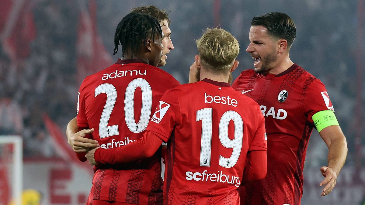 24.09.2025, xrekx, Fussball UEFA Europa League, SC Freiburg - FC Basel v.l. Torjubel nach dem Tor zum celebrating the goal celebrate 1:0 durch Patrick Osterhage (SC Freiburg) mit Junior Adamu (SC F...