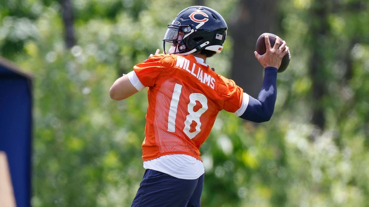 NFL, American Football Herren, USA Chicago Bears OTA May 31, 2024; Lake Forest, IL, USA; Chicago Bears quarterback Caleb Williams (18) throws the ball during organized team activities at Halas Hall...