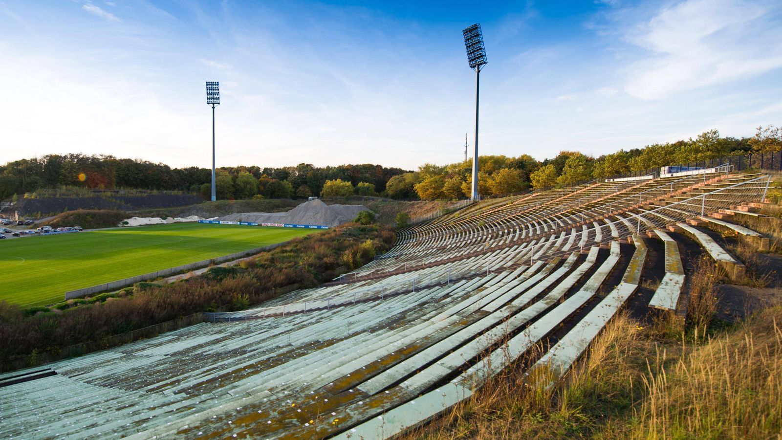 
                <strong>Parkstadion (FC Schalke 04)</strong><br>
                Das letzte Spiel im Parkstadion sollte für den FC Schalke 04 ein ganz besonderes werden. Und das wurde es - allerdings besonders bitter! Am letzten Spieltag der Saison 2001 wurde den Gelsenkirchenern die schon sicher geglaubte Meisterschaft aus den Händen gerissen. Die Bilder kennt jeder Fußball-Fan. Im Sommer 2001 folgte der Umzug in die neu gebaute "Veltins-Arena".
              