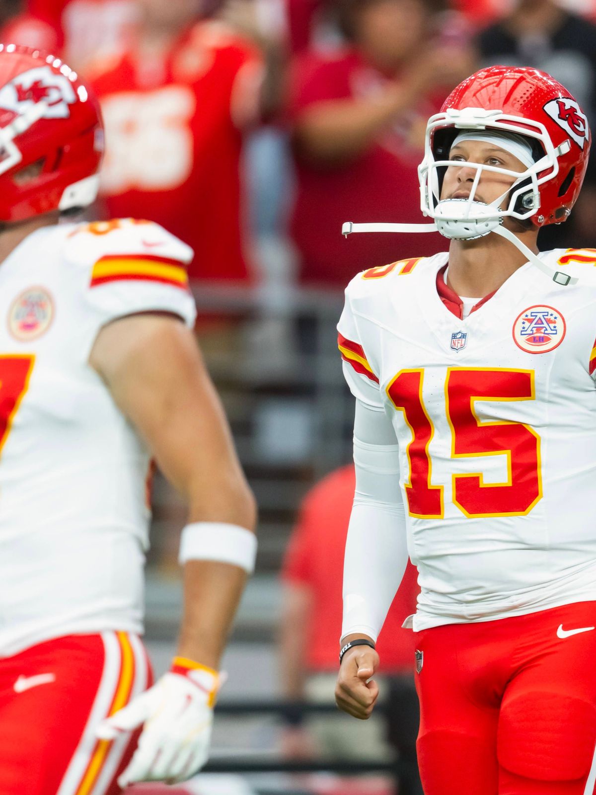 NFL, American Football Herren, USA Kansas City Chiefs at Arizona Cardinals Aug 9, 2025; Glendale, Arizona, USA; Kansas City Chiefs quarterback Patrick Mahomes (15) and tight end Travis Kelce (87) a...