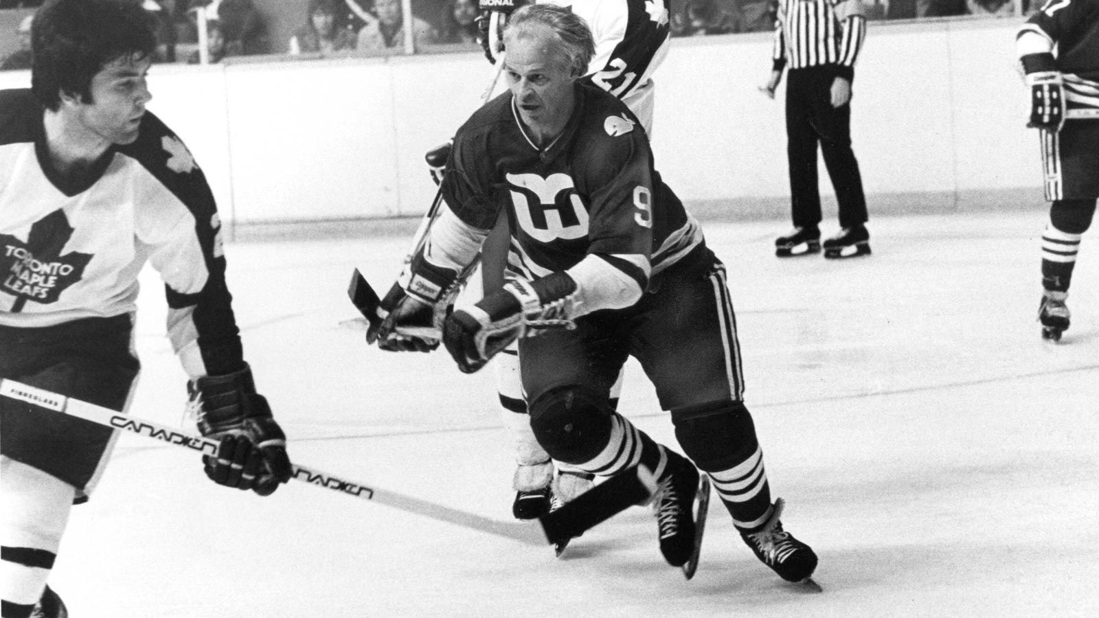 <strong>Platz 3: Gordie Howe (1946 bis 1980 - 801 Tore)</strong><br>
                Gordie Howe gilt als einer der bedeutendsten Spieler in der Geschichte der NHL. Er gewann mit den Detroit Red Wings vier Mal den Stanley Cup. Zum Zeitpunkt seines Karriereendes hatte kein Spieler mehr Tore, Vorlagen oder Scorerpunkte erzielt. Howe spielte in der NHL für die Omaha Knights, Detroit Red Wings und die Hartford Whalers.