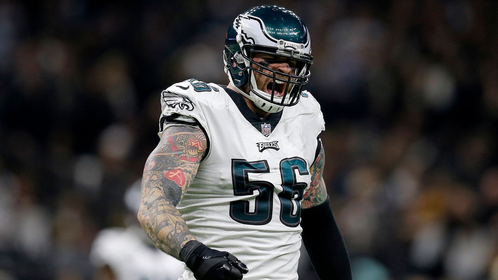 
                <strong>Chris Long (Rücktritt mit 34 Jahren)</strong><br>
                Nach elf Jahren in der NFL verkündet Chris Long auf Twitter sein Karriereende. "Cheers. Es war eine unfassbare Reise. Elf Jahre und ich kann ehrlich behaupten, dass ich in jeder Minute alles von mir gegeben habe. Es gab Höhen und Tiefen. Ich habe beides erlebt und bin für beide Perspektiven dankbar. Dankbarkeit und Liebe an all die, die mich immer unterstützt haben", schrieb der Defensive End der Philadelphia Eagles auf Twitter. Der 33-Jährige gewann in seiner Karriere zwei Super Bowls, 2017 mit den New England Patriots und 2018 mit den Eagles. Aufgrund seines unglaublichen sozialen Engagements erhielt er im vergangenen Jahr auch den "Walter Payton NFL Man of the Year"-Award. Long beendet seine Karriere mit insgesamt 70 Sacks und 15 Forced Fumbles. Er stand in 162 von 176 möglichen Spielen auf dem Platz - immerhin 103 davon als Starter.
              