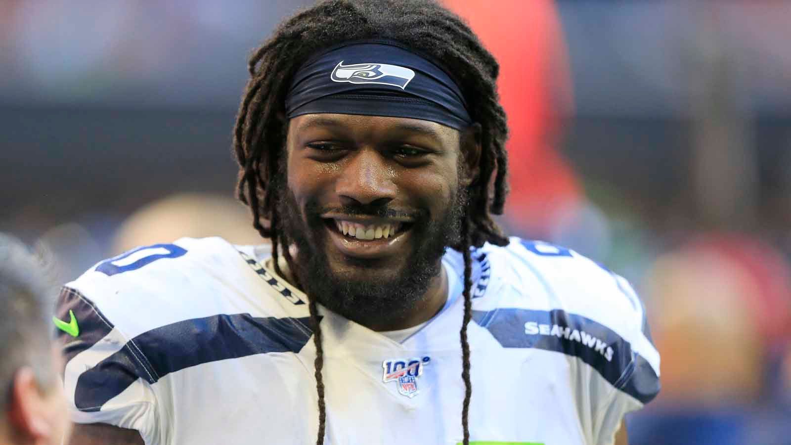 
                <strong>Jadeveon Clowney (Defensive End)</strong><br>
                Der frühere Nummer-Eins-Pick der Houston Texans, Jadeveon Clowney, hat nach der ersten Saison bei den Seattle Seahawks keinen gültigen Vertrag mehr. Vor der abgelaufenen Spielzeit tauschten die Texaner Clowney zum Team aus dem Bundesstaat Washington. Der 27-Jährige sorgte im Playoff-Spiel gegen die Philadelphia Eagles für Aufsehen, nachdem Carson Wentz nach einem Tackle des Defensive Ends mit einer Gehirnerschütterung verletzt ausgewechselt werden musste. Nun hofft er offenbar auf einen Mega-Vertrag, was einem Verbleib bei den "Hawks" im Weg gestanden haben soll. Doch wer zahlt dem Defensive End das erhoffte Top-Gehalt?
              