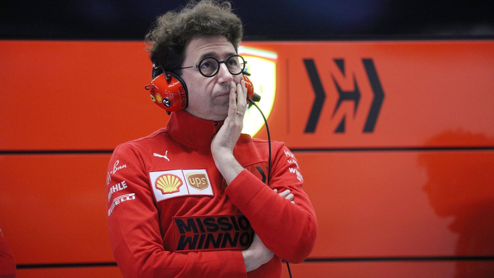 
                <strong>Teamchef Mattia Binotto im zweiten Jahr unter Druck</strong><br>
                Auch im Fahrerzoff wirkt Binotto, der sich vom Ingenieur zum Teamchef hochgearbeitet hat, zu passiv. Ex-Ferrari-Fahrer Gerhard Berger sieht das Problem in der Team-Struktur. "Ich persönlich bin der Meinung, dass es nicht geht, wenn einer Teammanagement macht, Technik und Politik", sagte er "Motorsport-Total". "Alles in einer Person? Ich schätze Binotto. Aber ich sehe einfach nicht, dass das machbar ist." Das sehen auch Mercedes oder Red Bull so, wo die Verantwortung auf mehrere Schultern verteilt ist.
              