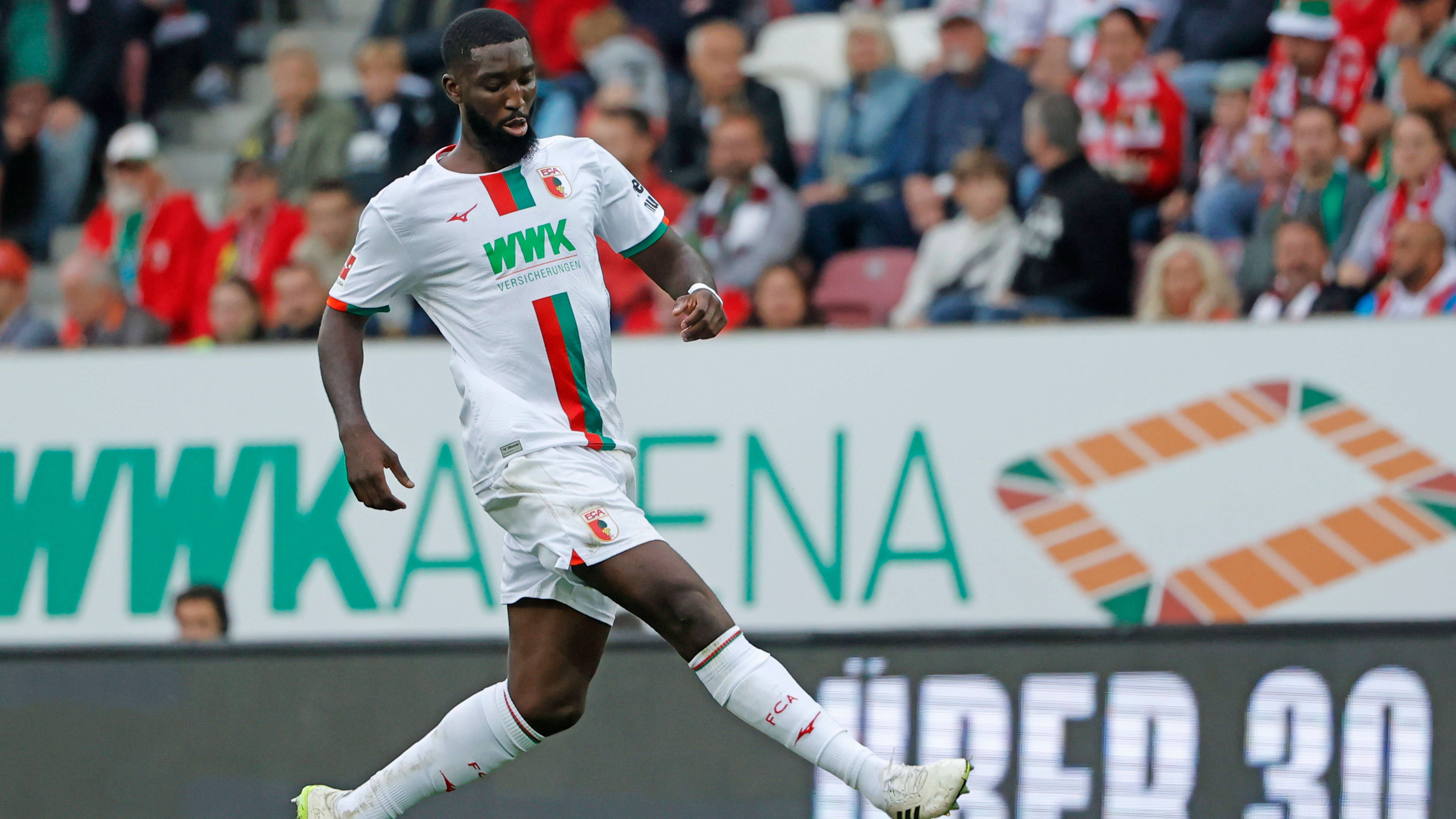 <strong>FC Augsburg</strong> <br>Seit Trainer Jess Thorup da ist, geht es bergauf. Sechs Spiele in Folge sind die Augsburger ungeschlagen, es besteht also kein großer Druck, im Winter nachzulegen. Vielmehr könnte es Abgänge geben. Patric Pfeiffer, erst im Sommer von Darmstadt zum FCA gewechselt, wird von "Sky" mit Schalke in Verbindung gebracht. Laut "Bild" könnten David Colina und Irvin Cardona verliehen werden.