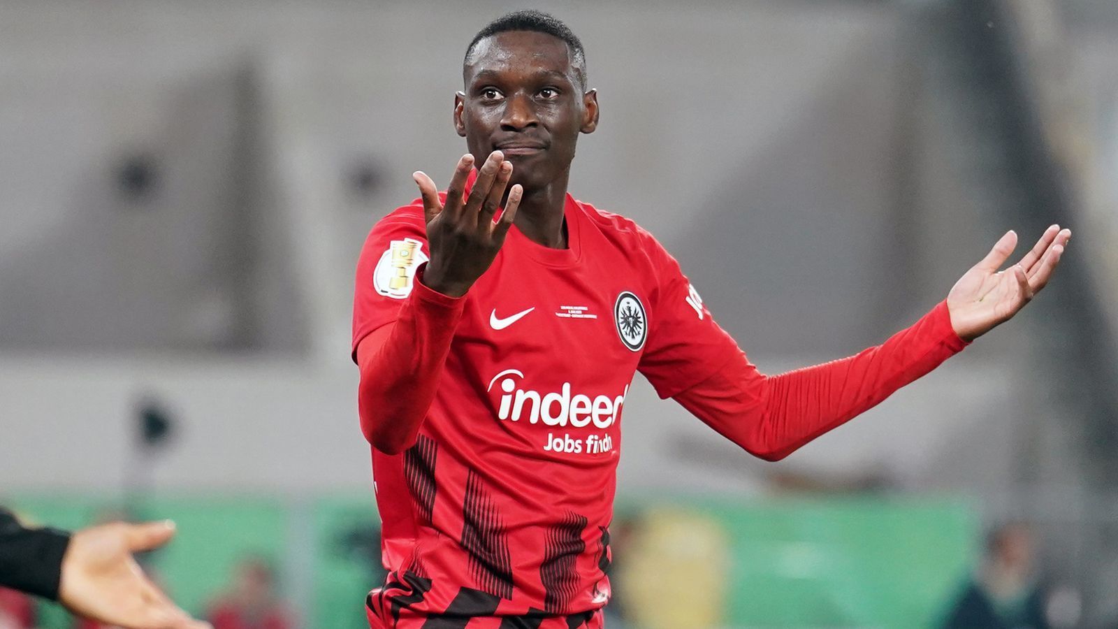 
                <strong>Randal Kolo Muani (Eintracht Frankfurt)</strong><br>
                Ein Hauptaugenmerk der Real-Kaderplanung für den Sommer 2023 soll darauf abzielen, die Offensive breiter aufzustellen. Da Starstürmer Karim Benzema mit 35 Jahren bereits etwas in die Jahre gekommen ist, suchen die Madrilenen wohl nach einem perspektivischen Nachfolger für den Franzosen. Fast schon logisch ist natürlich auch Eintrachts Randal Kolo Muani einer der gehandelten Kandidaten. Laut "Mundo Deportivo" soll sich Real Madrid mit einer möglichen Verpflichtung des 24 Jahre alten Stürmers beschäftigen, der in Frankfurt noch einen langfristigen Vertrag bis 2027 besitzt. Nach bislang 21 Saisontoren und 15 Vorlagen gehört Kolo Muani mit Sicherheit zu den heißesten Transferkandidaten im Sommer 2023. Neben Real soll unter anderem auch Bayern München am Shootingstar mit kongolesischen Wurzeln interessiert sein. 
              