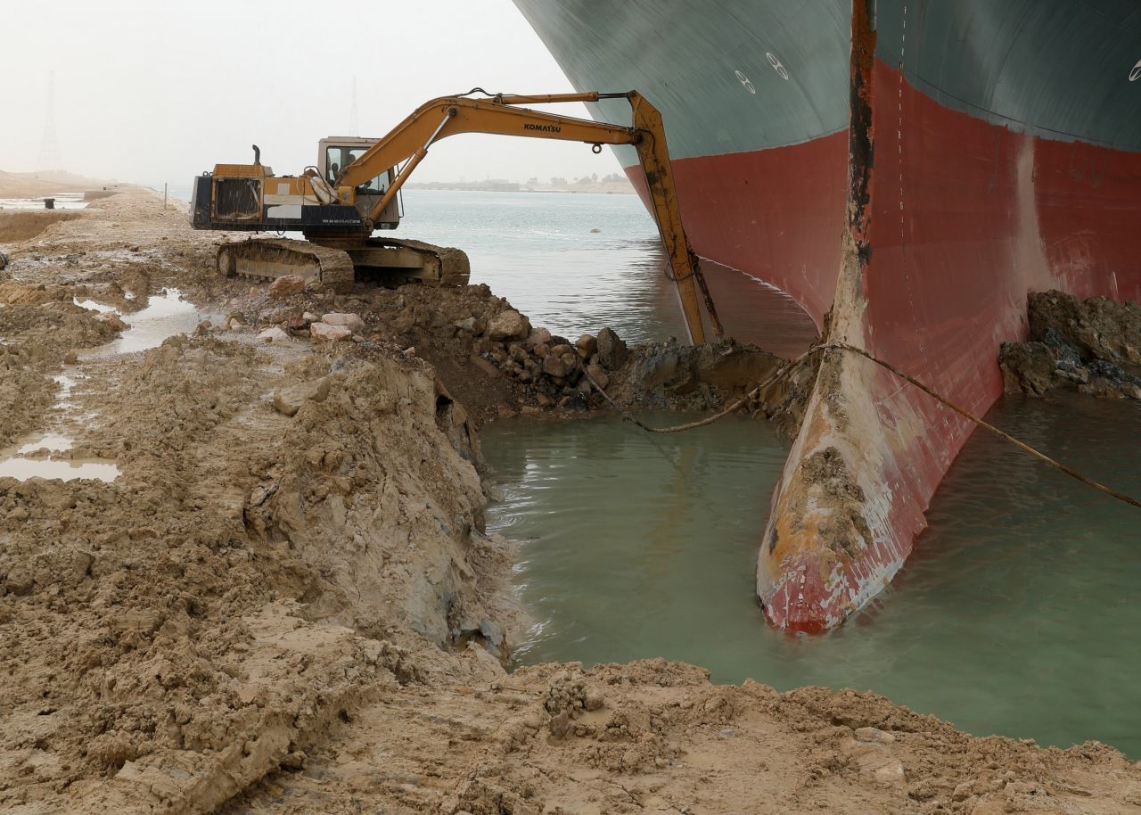 Bilder, die um die Welt gingen: Kleine Bagger geben ihr Bestes, um das gigantische Schiff zu befreien.