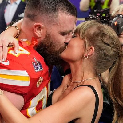 Taylor Swift küsst Travis Kelce