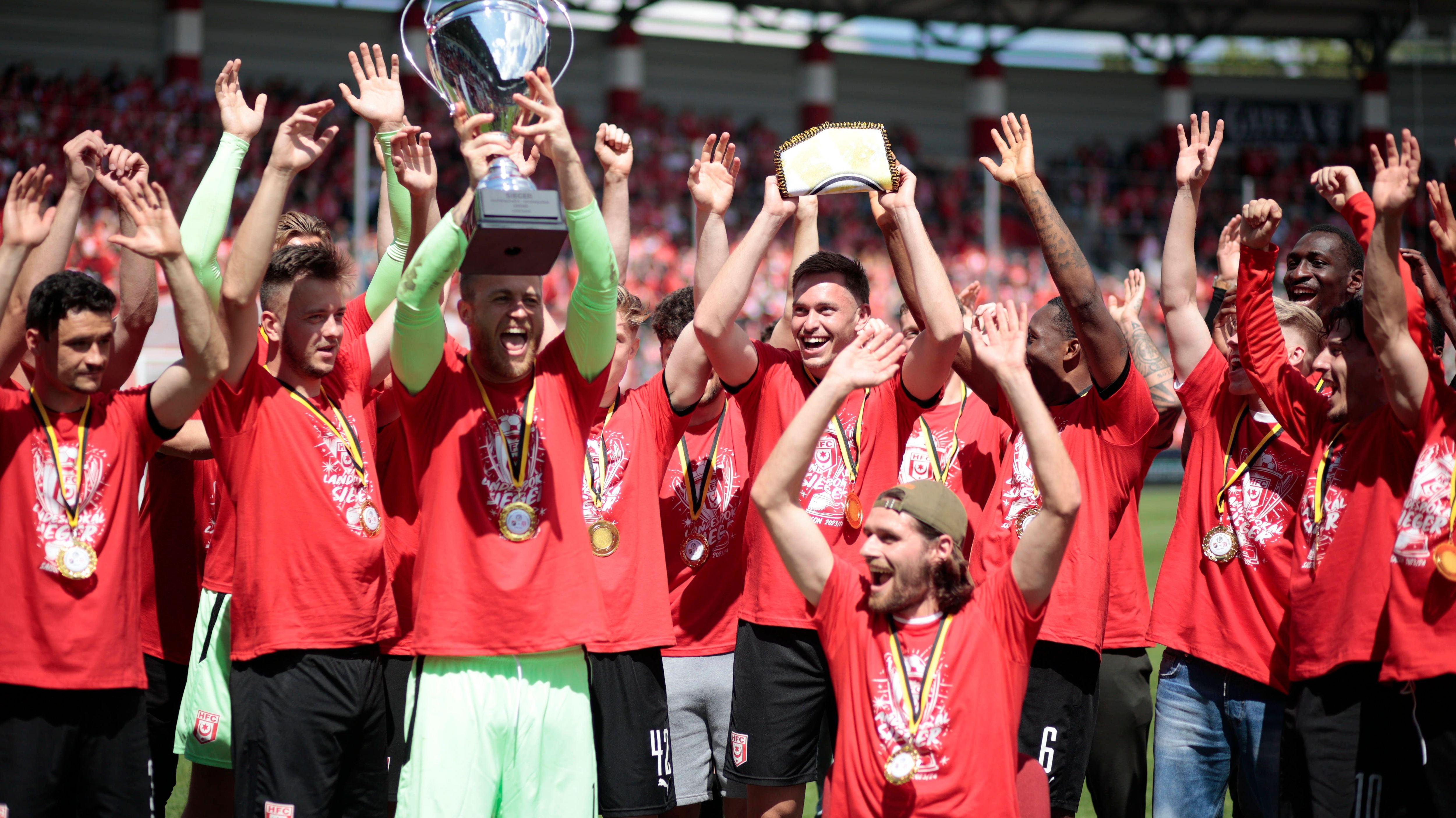 <strong>Landespokal Sachsen-Anhalt in Halle/Saale</strong><br>VfB Germania Halberstadt (NOFV-Oberliga Süd) - <strong>Hallescher FC</strong> (Foto, 3. Liga) 2:4 (1:1, 1:0) nach Verlängerung - Torschützen: 1:0 Landgraf (39., Eigentor), 1:1 Vollert (89.), 1:2 Berko (100.), 1:3 Berko (107.), 2:3 Matthias (110.), 2:4 Skenderovic (116.)