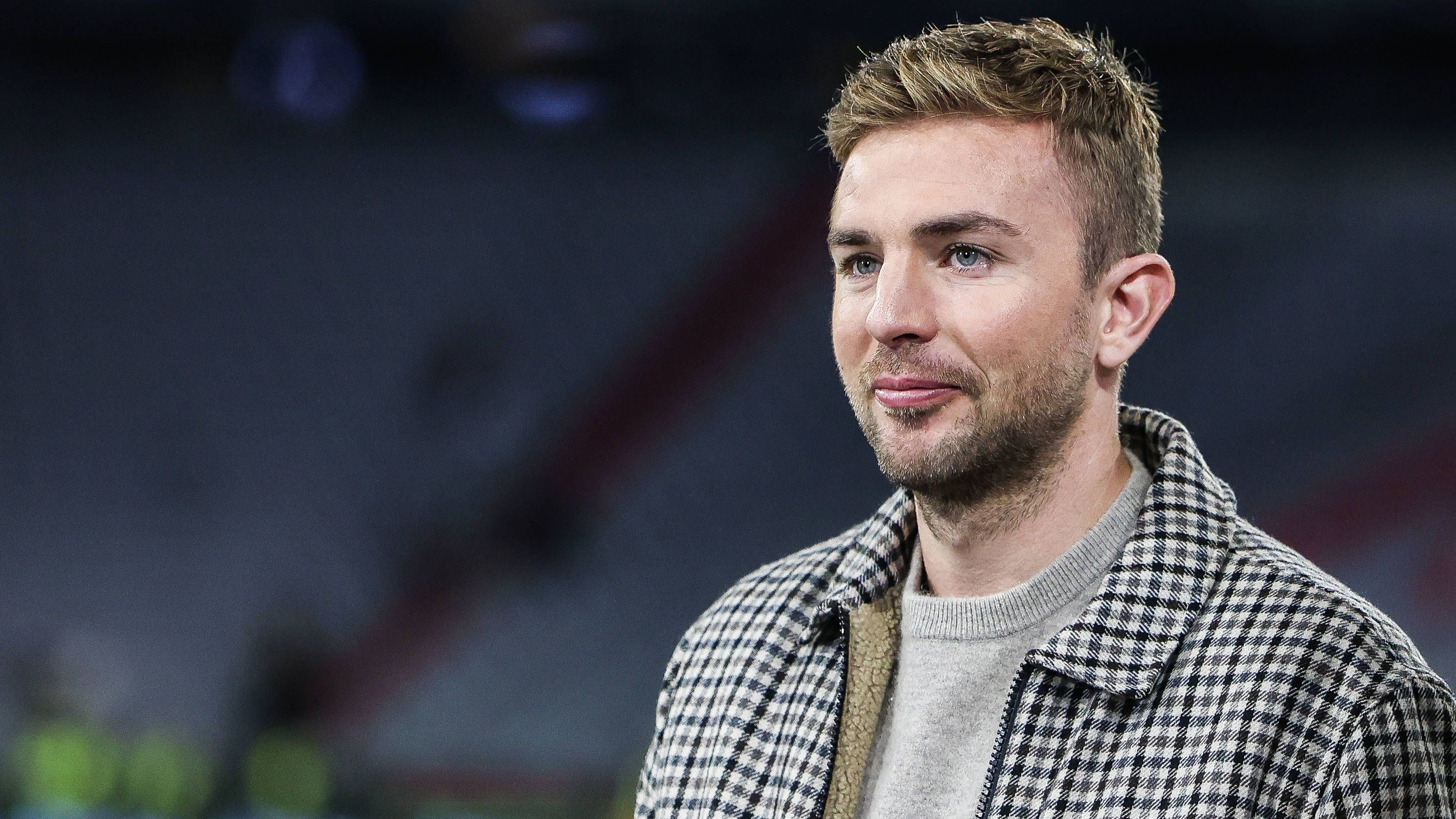 <strong>Christoph Kramer (vereinslos)</strong><br>Kommt Christoph Kramer doch zu seinem Comeback im Profifußball? Der frühere Gladbacher hatte zuletzt verraten, <a data-li-document-ref="471043" href="https://www.ran.de/sports/christoph-kramer-ueber-vereinslosigkeit-ich-war-als-spieler-nicht-mehr-gewollt-das-tat-mir-richtig-weh-471043">dass ihn niemand mehr will. </a>Nun steht aber sein Ex-Klub VfL Bochum einer Verpflichtung wohl offen gegenüber. "Er war Spieler bei Dieter Hecking. Die hatten auch ein ganz gutes Verhältnis. Es würde daher ganz im Speziellen passen", erklärte Geschäftsführer Ilja Kaenzig bei "Bild TV". Gespräche mit dem Weltmeister von 2014 habe es aber bisher nicht gegeben.