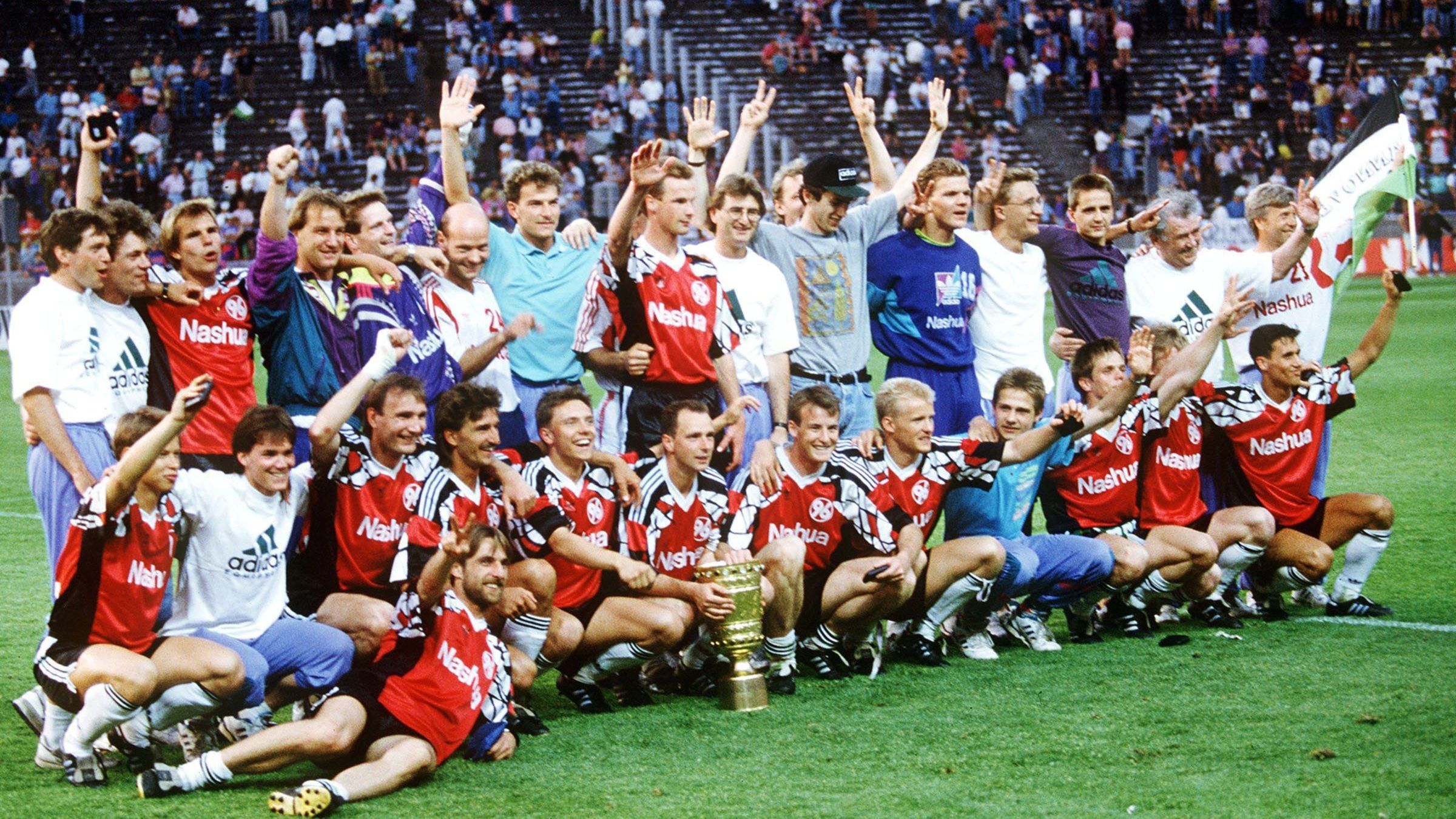 <strong>1992: Hannover 96 (2. Liga)</strong><br> 22 Jahre nach dem Triumph der Offenbacher Kickers reckte erneut ein Zweitligist den goldenen Pokal in die Höhe. Dabei wäre schon in Runde zwei um ein Haar Endstation gewesen. Beim BVB drehte Hannover einen 0:2-Rückstand und gewann noch mit 3:2. Im Finale hatten die 96er im Elfmeterschießen bessere Nerven als die favorisierten Gladbacher.