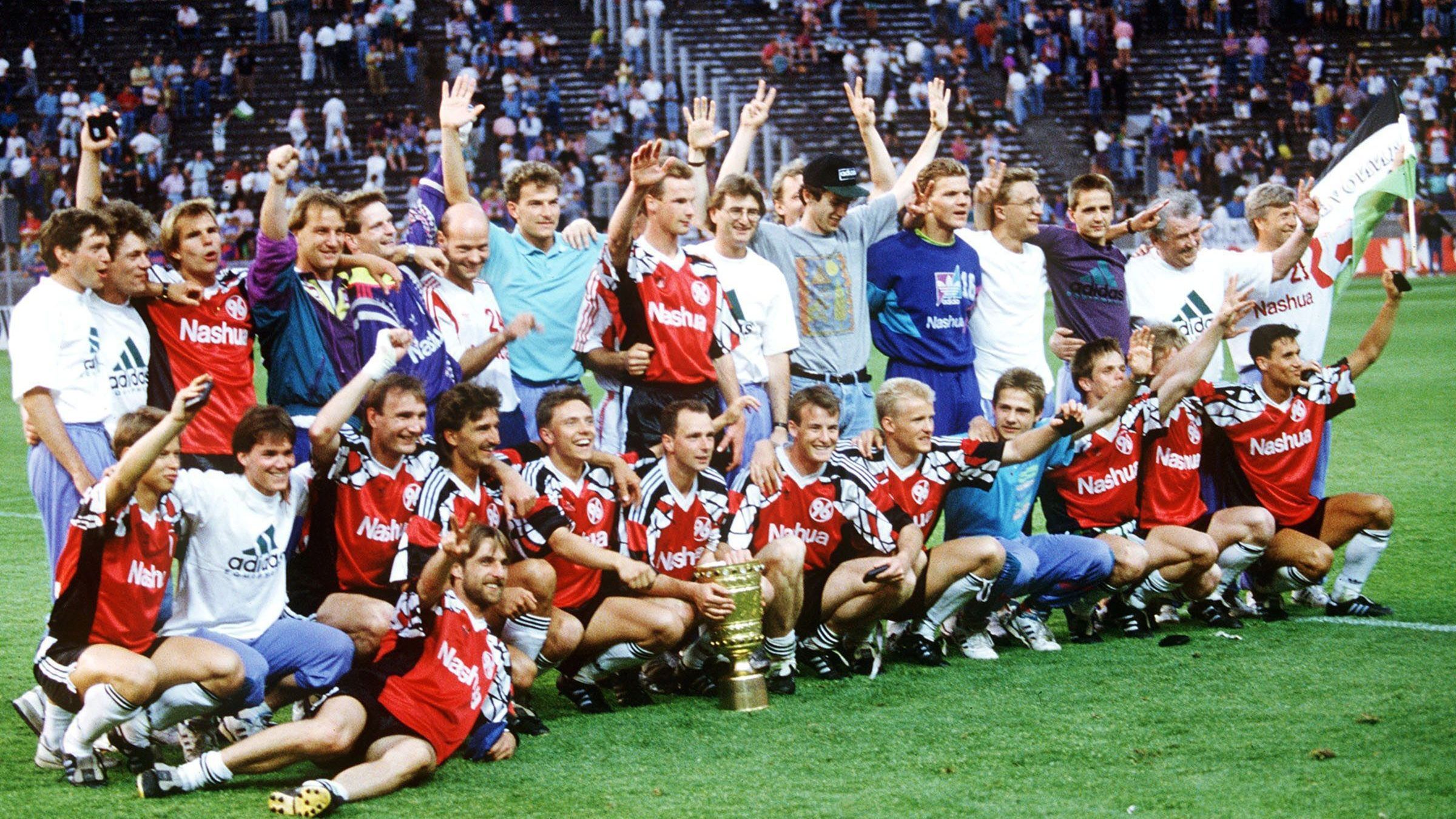 <strong>1992: Hannover 96 (2. Liga)</strong><br> 22 Jahre nach dem Triumph der Offenbacher Kickers reckte erneut ein Zweitligist den goldenen Pokal in die Höhe. Dabei wäre schon in Runde 2 um ein Haar Endstation gewesen. Beim BVB drehte Hannover einen 0:2-Rückstand und gewann noch mit 3:2. Im Finale hatten die 96er im Elfmeterschießen bessere Nerven als die favorisierten Gladbacher.