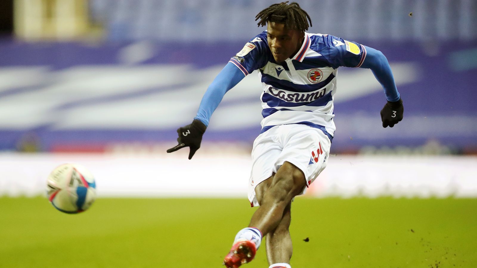 
                <strong>Das ist Bayerns Neuzugang Omar Richards</strong><br>
                Neben seinem Aufstieg auf Klubebene vom Talent zum Leistungsträger, war Richards in der Vergangenheit auch zwischenzeitlich Teil von Englands U21-Nationalmannschaft: Den einzigen Einsatz absolvierte er im Oktober 2019 bei einem Freundschaftsspiel gegen Slowenien.
              