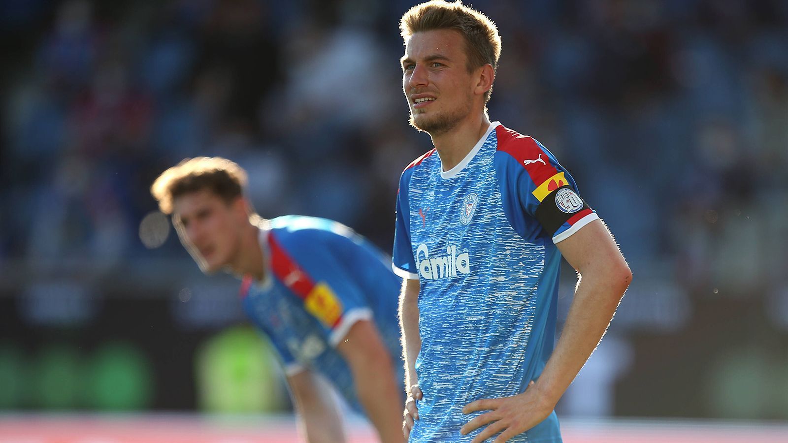 
                <strong>IV: Hauke Wahl (Holstein Kiel)</strong><br>
                Der Abwehrchef der Störche hat in der vergangenen Saison nicht nur mit seinem späten Ausgleichstor im DFB-Pokalspiel gegen die Bayern für Furore gesorgt. Der 27-Jährige - perfektes Fußballeralter für einen Innenverteidiger - war einer der wichtigsten Garanten für das Erreichen der Aufstiegs-Relegation, die Kiel am Ende gegen Köln verlor. Zuletzt wurden Gerüchte über ein Interesse des HSV laut, wo nun Ex-Kiel-Coach Tim Walter das Sagen hat. Einen offiziellen Kontakt soll es aber noch nicht gegeben haben. Aber allein dieser Fakt rechtfertigt seinen Platz in dieser Elf. Thiaw und Wahl - ein sich optimal ergänzendes Abwehrduo. 
              