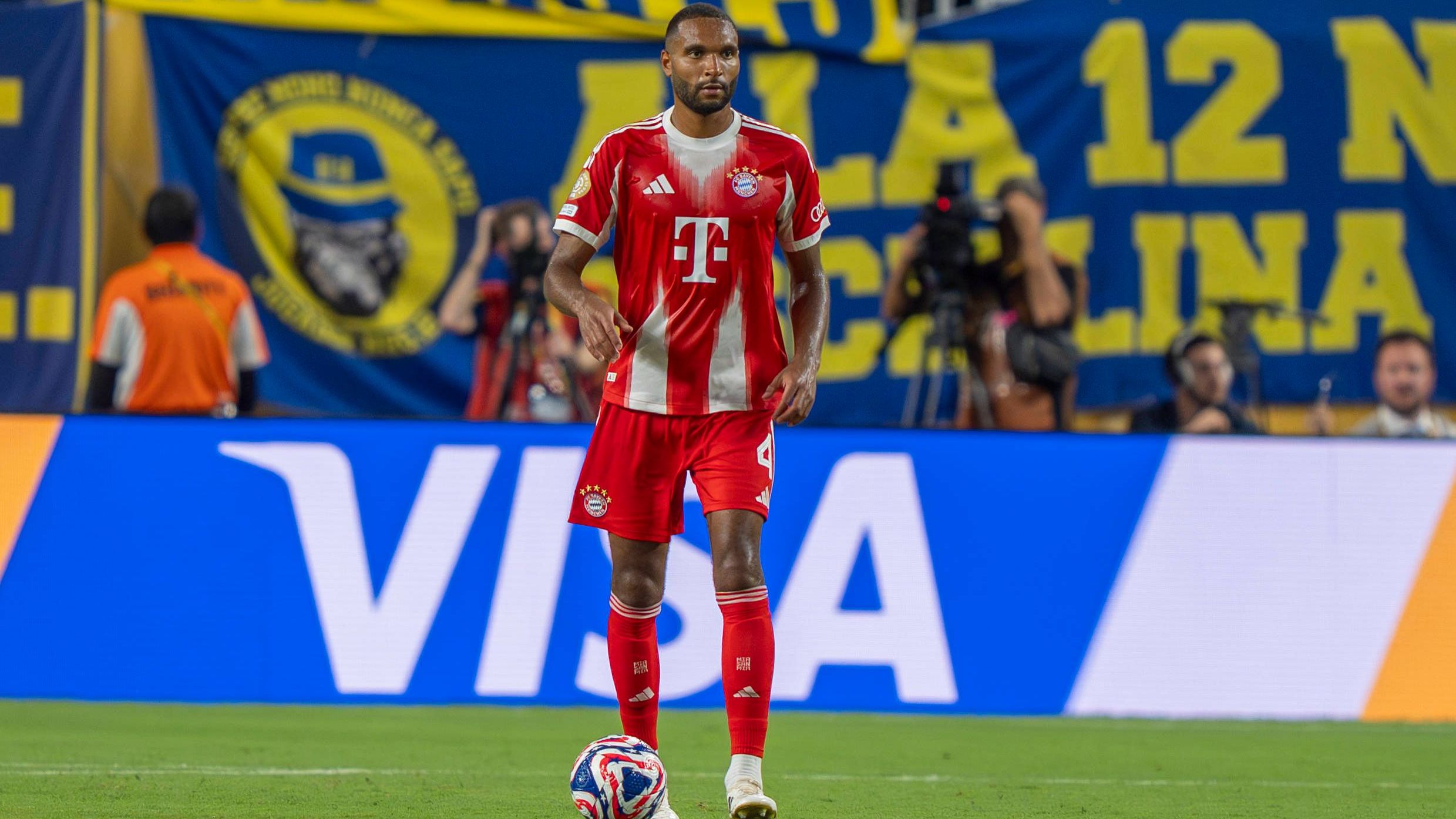 <strong>FC Bayern München</strong><br><em><strong>Zugänge:</strong></em><br>Jonathan Tah (Bayer Leverkusen, Ablöse: 2 Mio. Euro)<br>Tom Bischof (TSG Hoffenheim, Ablöse: 300.000 Euro)<br><br><strong><em>Abgänge:</em></strong><br>Mathys Tel (Tottenham Hotspur, Ablöse: 35 Mio. Euro)<br>Frans Krätzig (RB Salzburg, Ablöse: 3,5 Mio. Euro)<br>Gabriel Vidovic (Dinamo Zagreb, Ablöse: 1,2 Mio. Euro)<br>Eric Dier (AS Monaco, ablösefrei)<br>Leroy Sane (Galatasaray Istanbul, ablösefrei)<br>Arijon Ibrahimovic (1. FC Heidenheim, Leihe)<br>Maurice Krattenmacher (Hertha BSC, Leihe)<br>Thomas Müller (vereinslos, ablösefrei)<br>Sven Ulreich, vereinslos, ablösefrei)