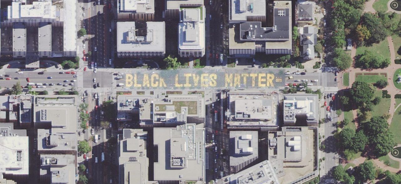 Der Schriftzug "Black Lives Matter" ist in Washington auf die Straße gemalt, die zum Weißen Haus führt. Die Straße wurde in "Black Lives Matter-Platz" umbenannt. Auch diese Bewegung wird mit einem #blacklivesmatter begleitet.