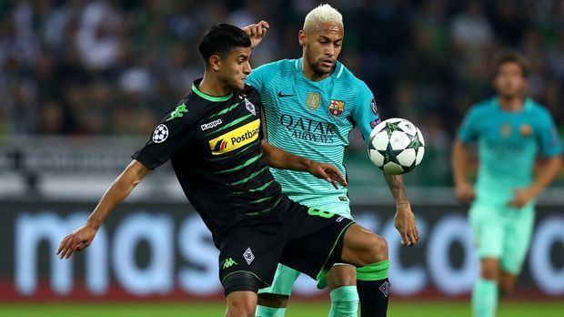 
                <strong>Mahmoud Dahoud (Borussia Mönchengladbach)</strong><br>
                Mahmoud Dahoud: Spielte einige starke Pässe und konnte technisch mit den Katalanen mithalten. Körperlich nahm ihm Kramer viel ab. Ein gelungenes Pendant auf der Sechser-Position. Eroberte zudem vor dem 1:0 zusammen mit Stindl den Ball gegen Busquets und legte Hazard dann mustergültig auf. Ist mit Kramer und Stindl am meisten gelaufen. War von seinem intensiven Spiel nach 70 Minuten erledigt und dadurch wie der Rest der Mannschaft erschöpft. ran-Note: 2+
              