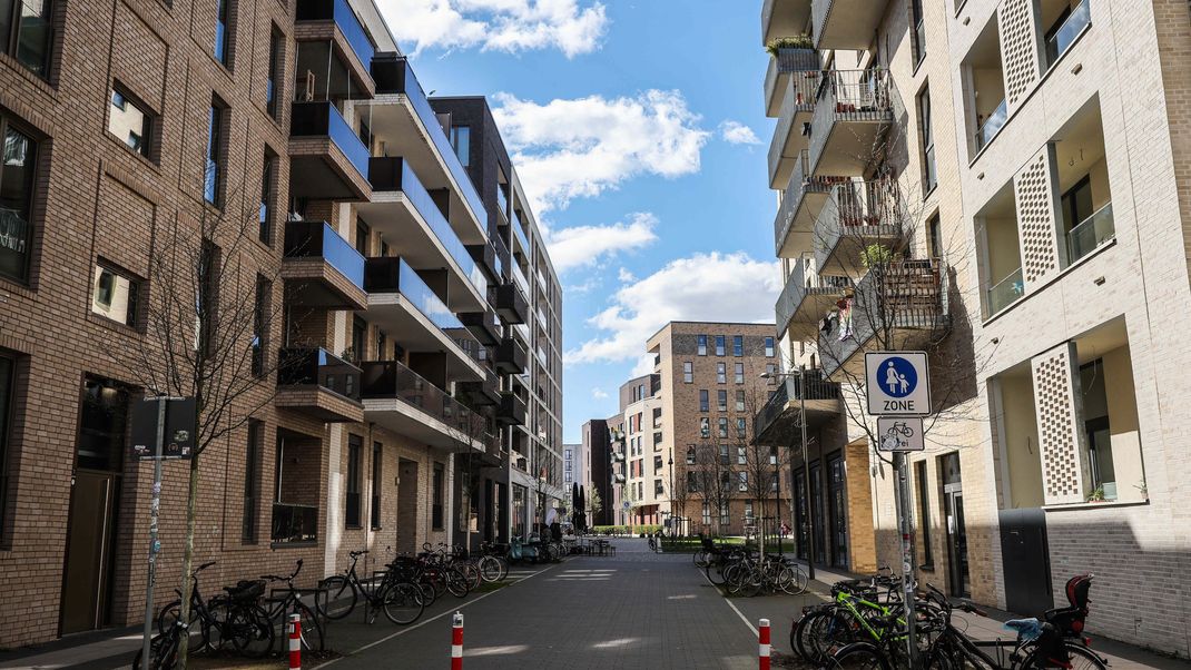 Ein Vorschlag von Wissenschaftler:innen des „Immobilieninstituts der Universität Regensburg" sieht vor, dass Menschen, die seit Jahren günstige Mietkonditionen haben, deutlich mehr zahlen sollen, um zum Umzug bewegt zu werden.