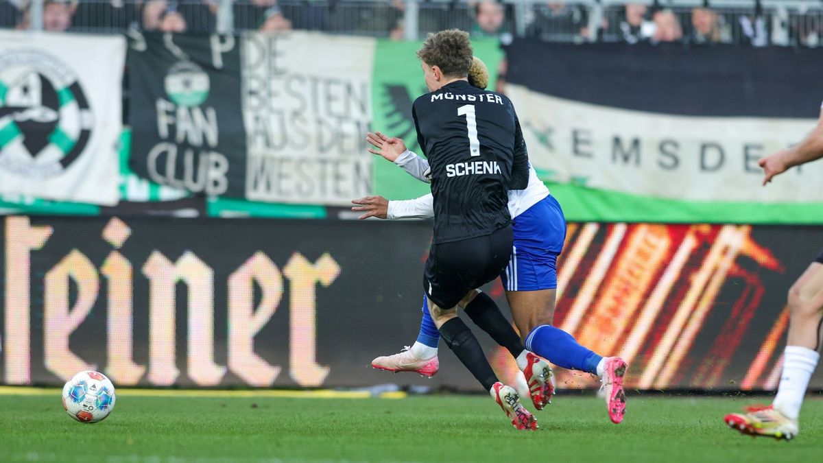 Johannes Schenk foult Moussa Sylla