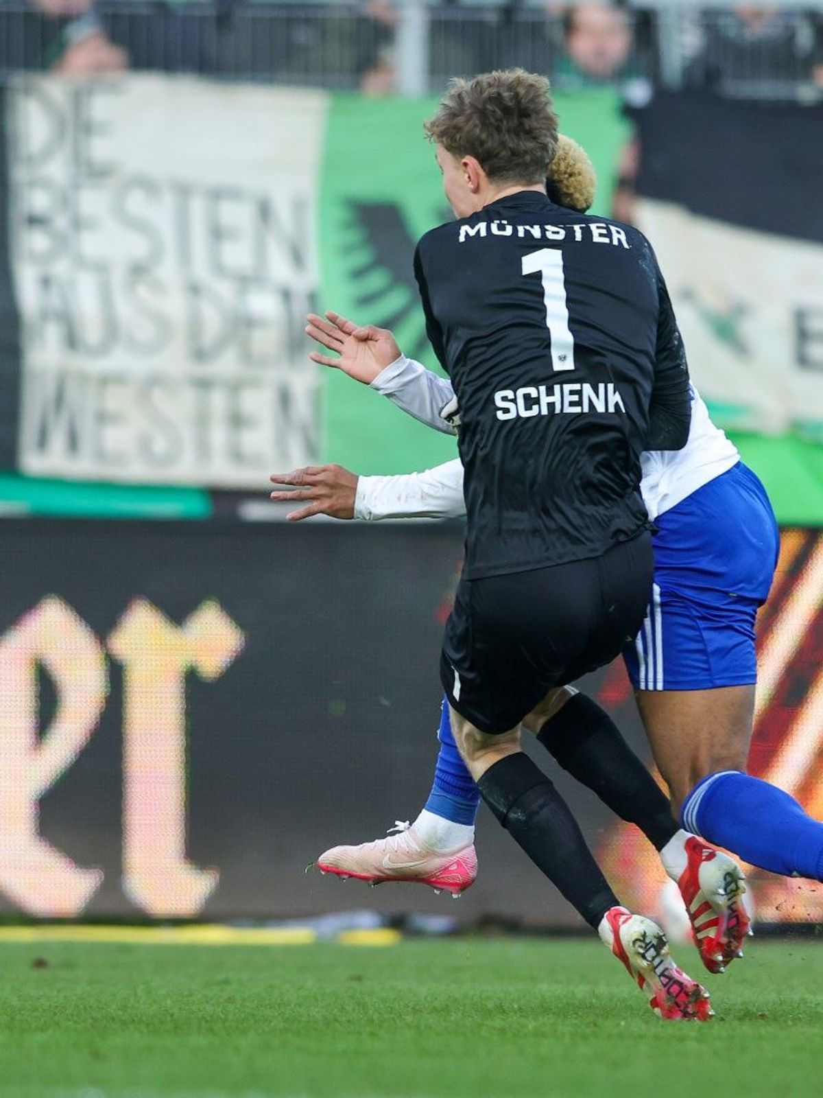 Johannes Schenk foult Moussa Sylla