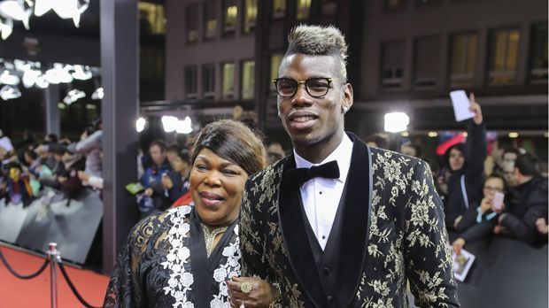 
                <strong>Paul Pogba (Extravaganz)</strong><br>
                Extravaganz I: Pogba möchte auffallen. Wöchentliche Frisurenwechsel oder extravagante Mode sind bei ihm normal. Zur Ballon d'Or-Gala Anfang 2016 erschien er in diesem stilechten Leoparden-Outfit, begleitet von Mutter Yeo.
              