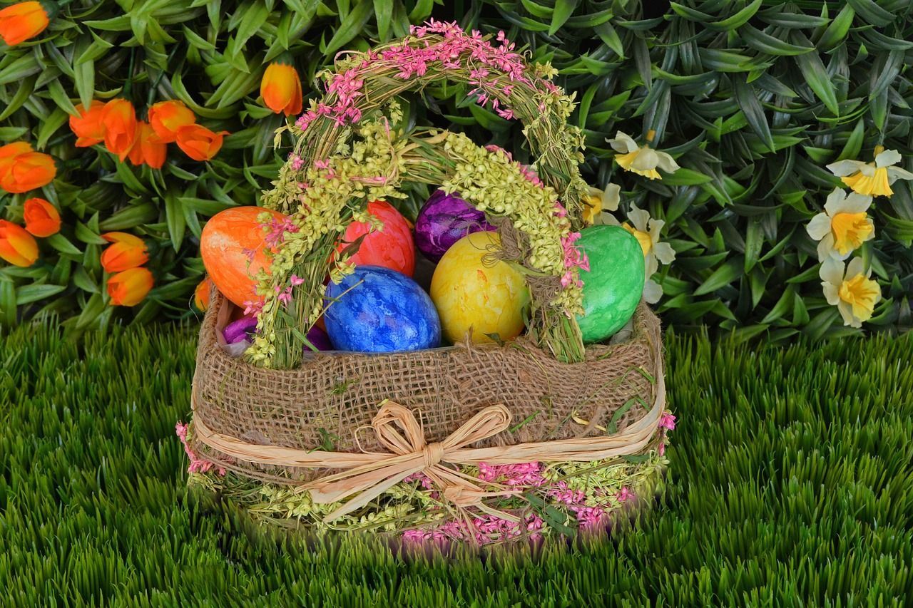 Zum Osterfest gibt es neben vielen Leckereien selbstgefärbte Eier. Die sehen auch als Tischdeko zum Osterbrunch gut aus.