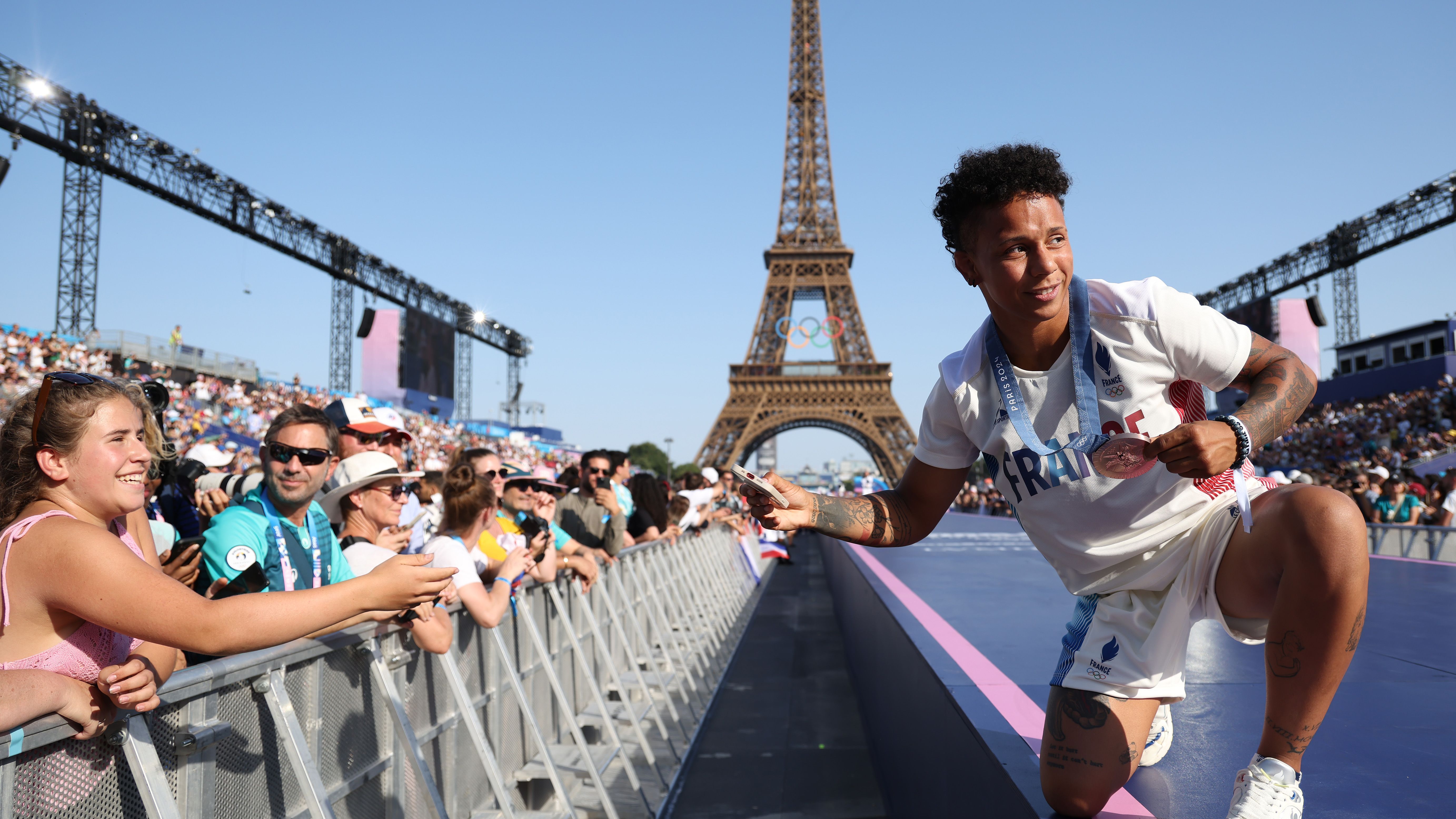 <strong>Olympia 2024: Die besten Bilder des dritten Tages</strong><br>Vor dem Eiffelturm feierte die französische Judokerin&nbsp;Amandine Buchard mit tausenden Fans ihre Bronze-Medaille.&nbsp;