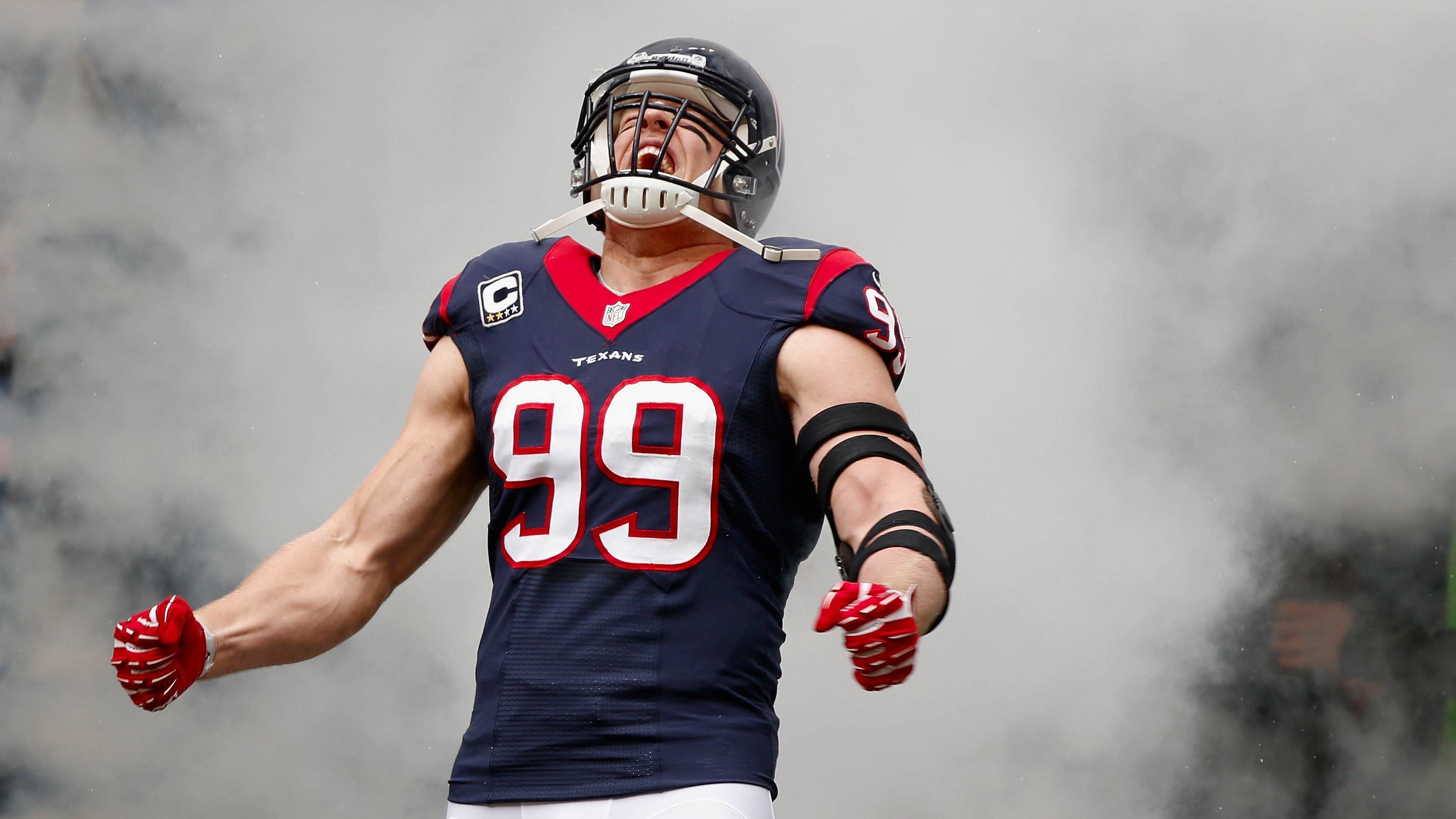 
                <strong>MVP-Kandidat nach historischer Saison 2012</strong><br>
                Spätestens nach der Saison 2012 erlangte J.J. Watt in der NFL den absoluten Star-Status. Obwohl die Texans erneut in der zweiten Playoffrunde scheiterten, legte Watt in der Regular Season eine der besten Saisons eines Verteidigers in der NFL-Historie auf. Mit 69 Tackles, 20,5 Sacks, vier Forced Fumbles und zwei aufgenommene Bälle galt er in den Augen vieler Experten sogar als MVP-Kandidat. Schließlich gewann er die Auszeichnung zum Defensive Player of the Year fast einstimmig und galt seither als einer der besten Spieler in der gesamten NFL. 
              