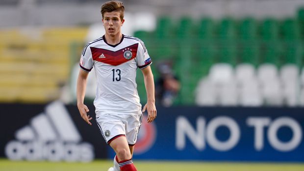 
                <strong>Abwehr: Daniel Nesseler</strong><br>
                Abwehr: Dennis Nesseler. Gemeinsam mit Joel Abu Hanna spielt Dennis Nesseler bei Bayer 04 Leverkusen in der Innenverteidigung. Im DFB-Team ist er auf dieser Position gesetzt. "Starker Spielaufbau. Gewinnt seine Zweikämpfe meist schon durch sein gutes Auge, weil er eine sehr gute Orientierung auf dem Platz hat", charakterisiert Wück.
              