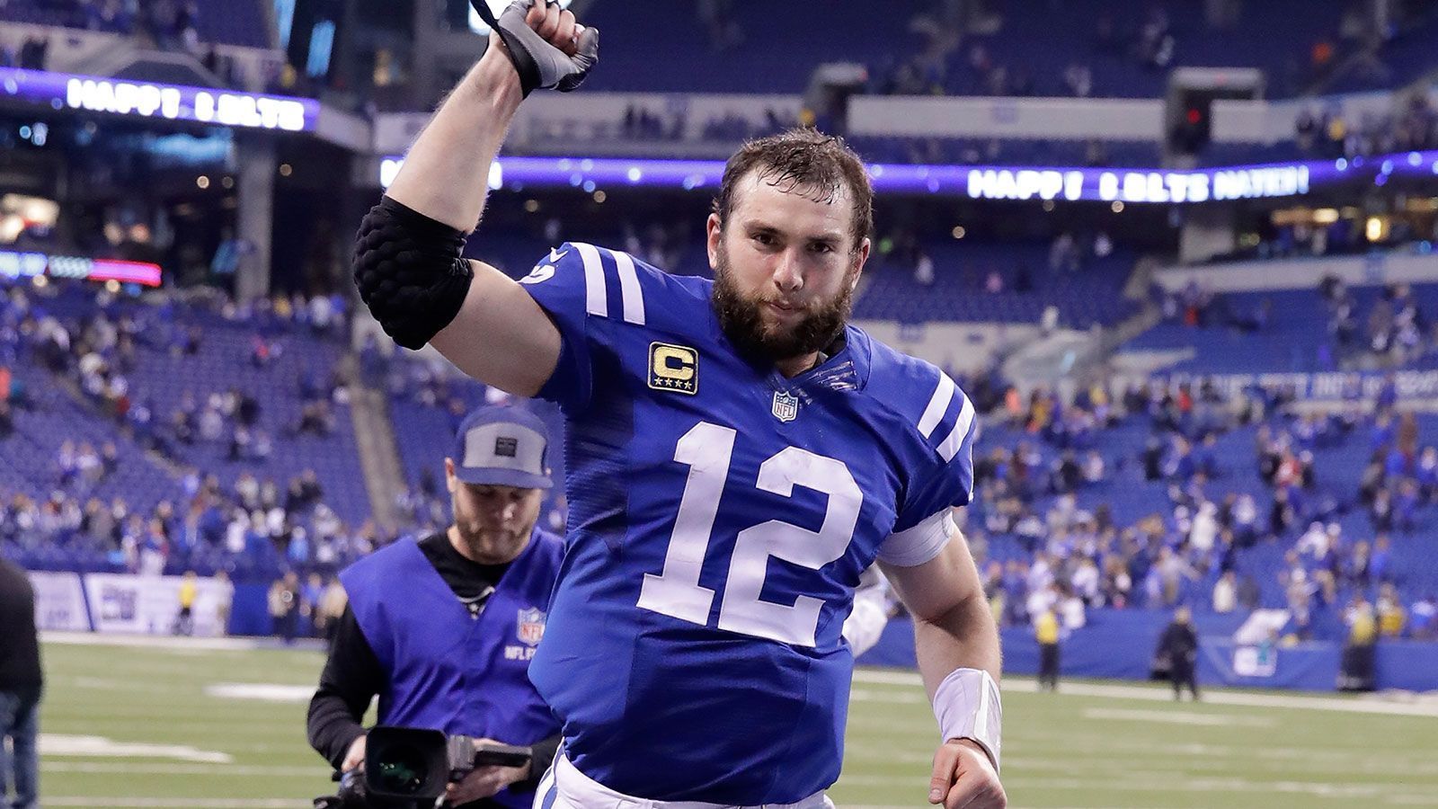 
                <strong>Andrew Luck (Indianapolis Colts)</strong><br>
                Das Langzeit-Sorgenkind der Colts ist endlich wieder zurück - und zwar in Topform! Hinter einer bombenfesten O-Line warf er bereits für 2.472 Yards. Noch beeindruckender: 26 seiner Pässe führten zu einem Touchdown. In dieser Statistik schlägt ihn nur Shootingstar Patrick Mahomes (31). Bleibt die Schulter des First-Overall-Picks von 2012 fit, können sich die Colts-Fans noch auf einige spektakuläre Würfe in dieser Spielzeit freuen.
              