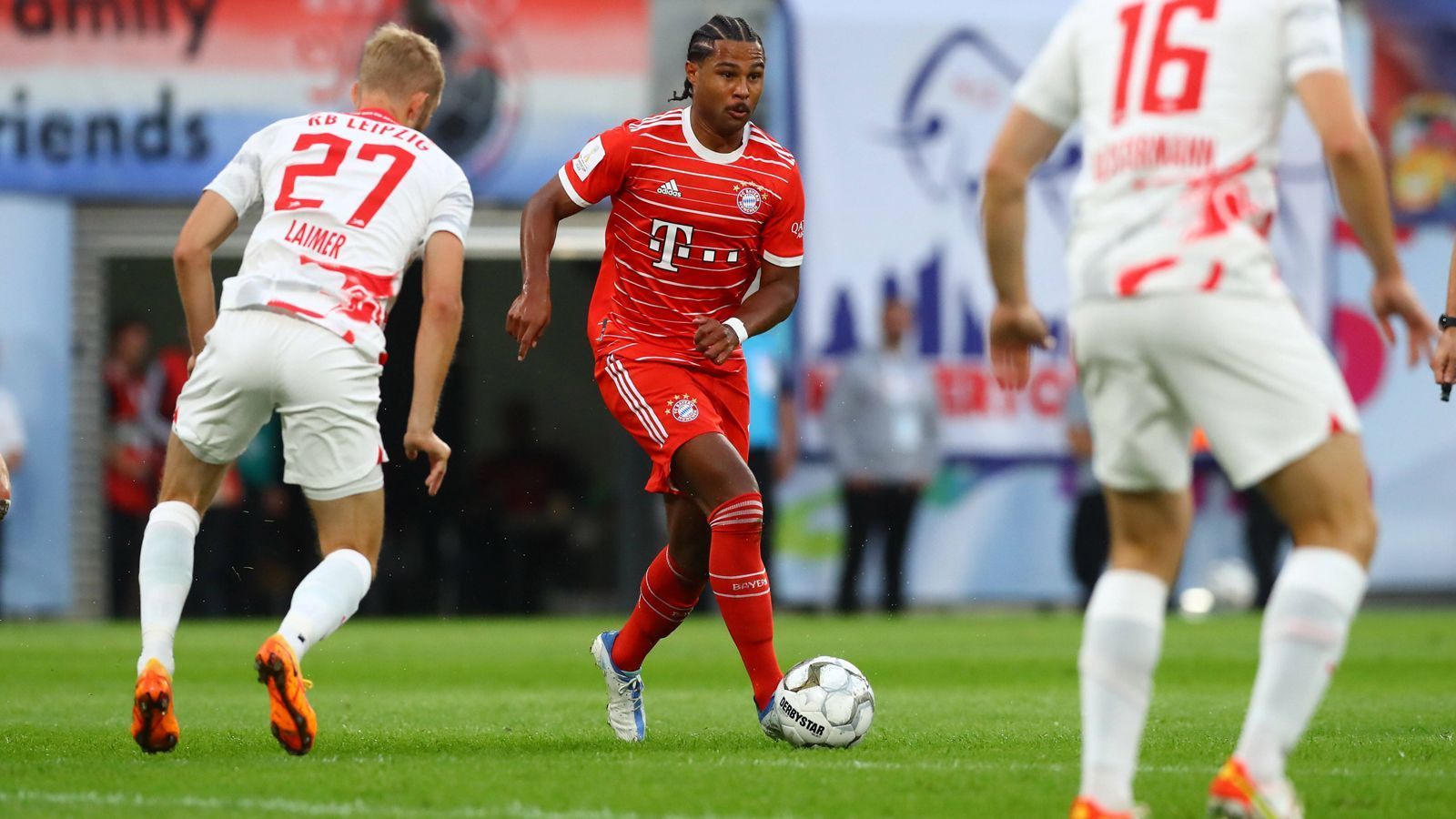 
                <strong>Serge Gnabry</strong><br>
                Spielt im 4-2-2-2-System von Bayern-Coach Julian Nagelsmann im Sturm an der Seite von Neuzugang Sadio Mane, rotiert allerdings immer wieder wieselflink durch sämtliche offensive Positionen des Münchner Spiels. Immer anspielbar, immer in Bewegung. Bereitet in der 31. Minute das 2:0 durch Mane mit einem mustergültigen Querpass vor und trifft dann in der 66. Minute selbst zum 4:1. ran-Note: 2
              