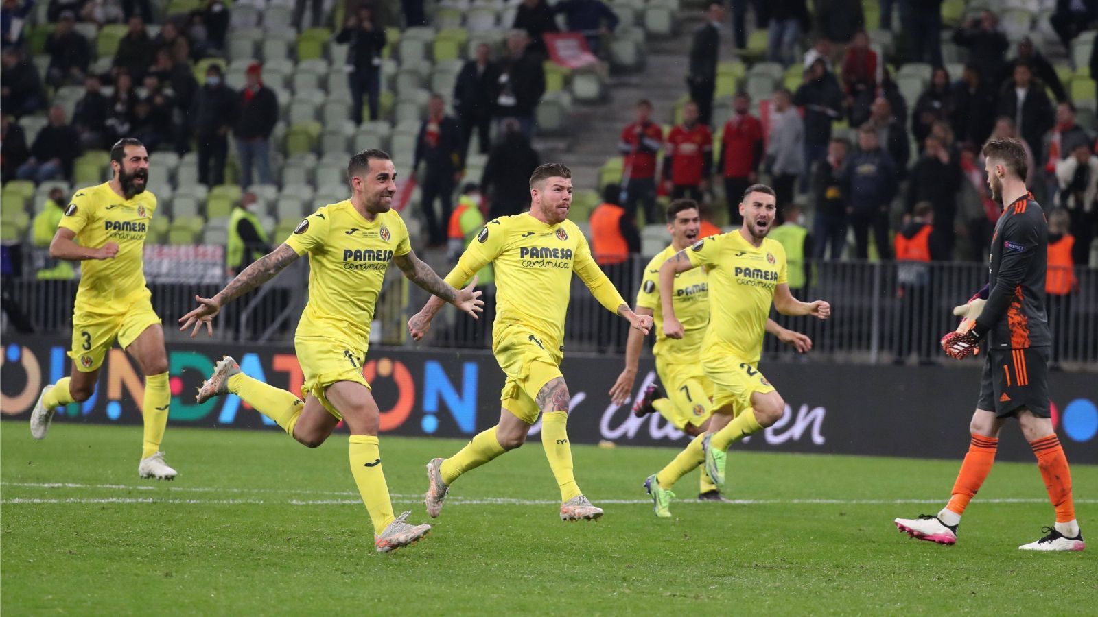 
                <strong>Treffer von jedem Spieler: Villarreal stellt Europa League-Rekord auf</strong><br>
                Der FC Villarreal hat erstmals in seiner Vereinsgeschichte eine große Trophäe gewonnen, die Europa League geht nach einem Sieg im Elfmeterschießen gegen Manchester United in die Region Valencia. Dabei ist das Ergebnis im Elfmeterschießen 11:10 für Villarreal, jeder Spieler traf also, inklusive Torhüter Geronimo Rulli. Das gelang in der Europa League sowie dem alten UEFA-Cup keinem Team zuvor. In der Champions League gab es das nur einmal: In der Qualifikation zur CL 1993/94 gewann Skonto Riga gegen Olimpija Ljubljana ebenfalls im Elfmeterschießen, auch für Riga trafen damals alle Spieler inklusive Torhüter.
              