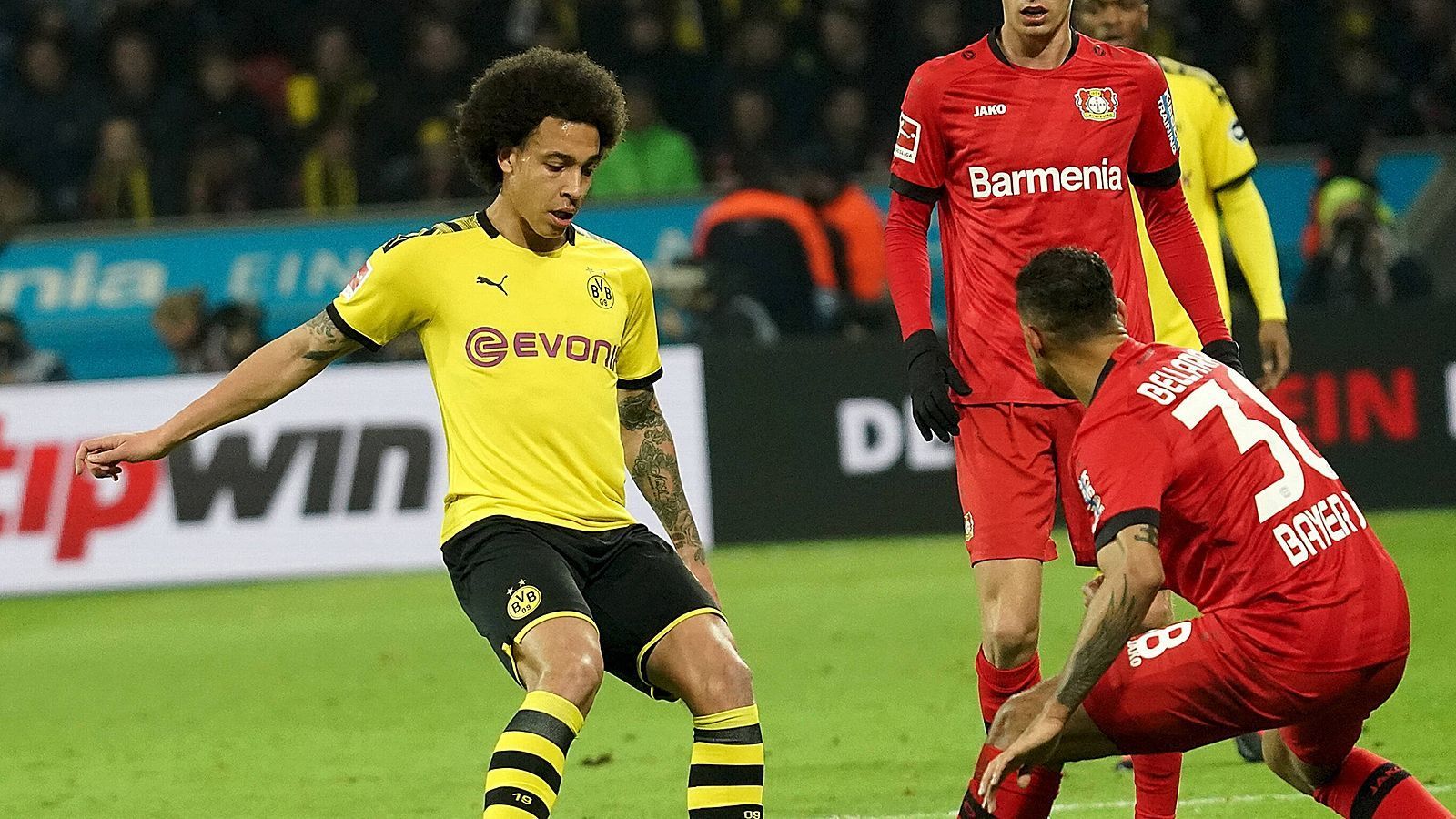 
                <strong>Axel Witsel</strong><br>
                Ist - wie gewohnt - immer anspielbar und läuft viel. Drückt dem Spiel aber nicht so den Stempel auf wie etwa Can. Unterbindet im Mittelfeld über weite Strecken das schnelle Leverkusener Umschaltspiel - wären da nicht die letzten zehn Minuten. Hätte in der 42. Minute sich selbst als Torschütze eintragen können, als er im Strafraum per Volley zum Schuss kommt, den Ball aber nicht kontrollieren kann. ran-Note: 4
              