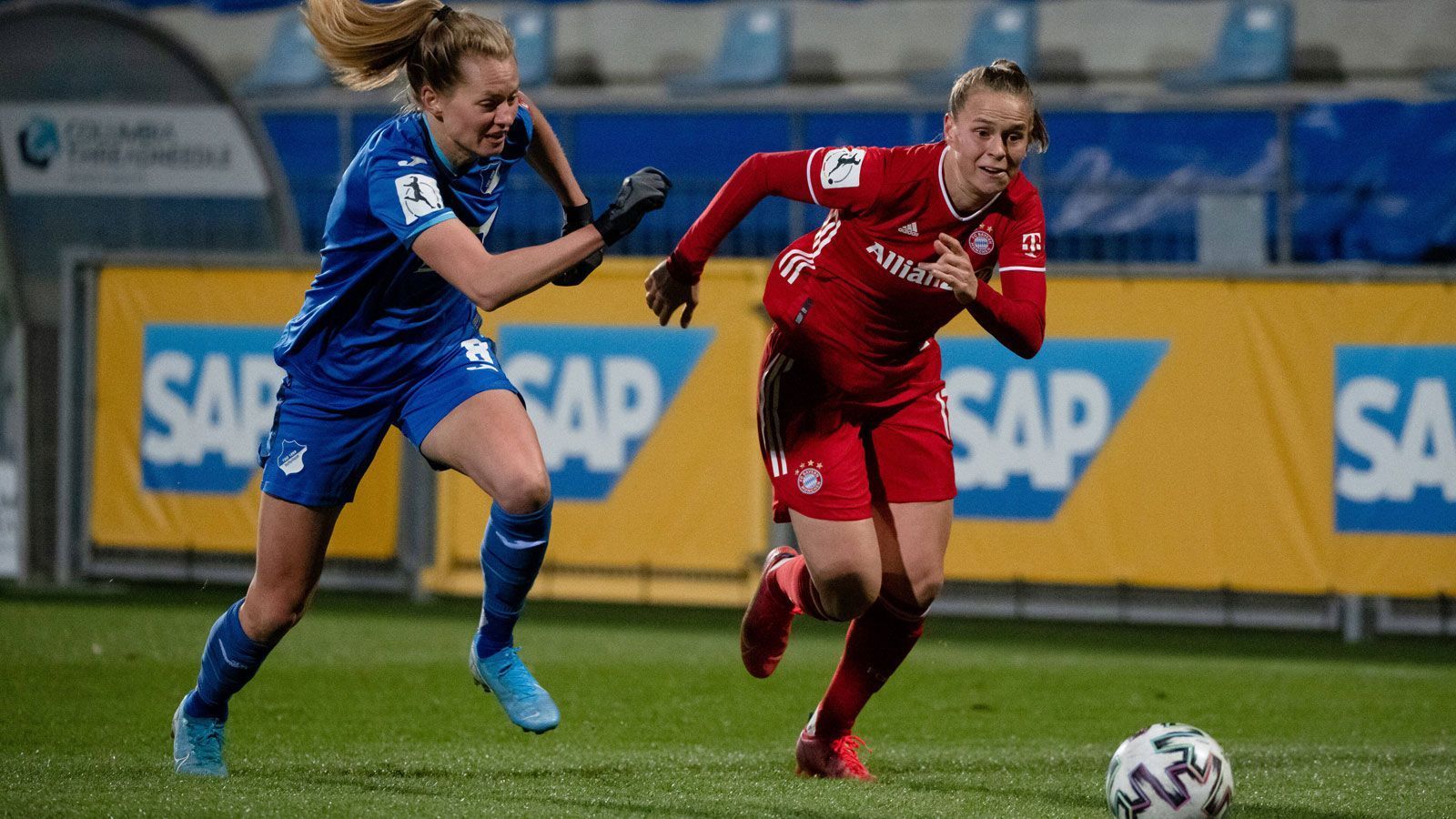 
                <strong>Wie stecken die Bayern-Frauen den Rückschlag weg?</strong><br>
                Nun müssen die Bayern-Frauen zeigen, dass sie die erste Niederlage der Saison schnell abschütteln können. Am Samstag steht das Heimspiel in der Bundesliga gegen den Tabellendritten Hoffenheim an, eine Mannschaft die bereits beim 2:1 im Viertelfinale des Pokals zeigte, dass sie die Bayern-Frauen zumindest ärgern kann. Am Mittwoch drauf folgt das Auswärtsspiel beim Tabellenvierten Potsdam. Sollten die Bayern-Frauen in einem der beiden Spiele Punkte lassen, könnte der VfL Wolfsburg im darauffolgenden direkten Duell nach Punkten zu den Bayern aufschließen. Und die Meisterschaft unerwarteterweise nochmal spannend machen.
              