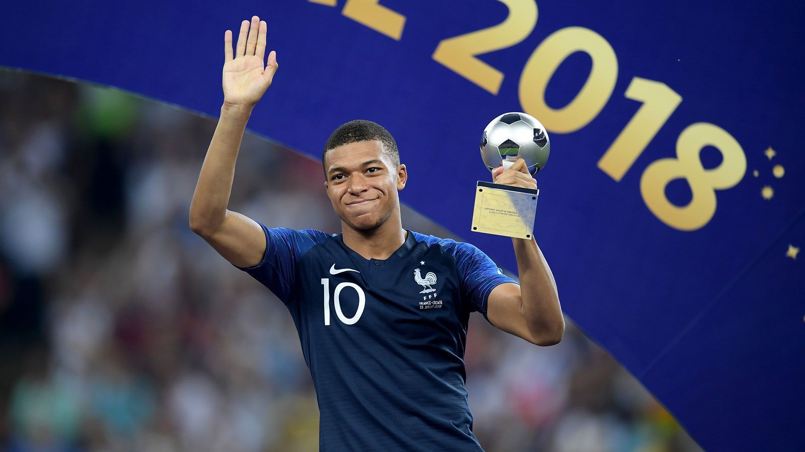 
                <strong>Best Young Player: Kylian Mbappe (Frankreich)</strong><br>
                Mit gerade einmal 19 Jahren verzückt Kylian Mbappe bei dieser WM die Fußballfans auf der ganzen Welt. Seinem atemberaubenden Antritt ist während der vier Wochen kein Gegenspieler gewachsen. Und so tritt der vierfache Torschütze in Russland in die Fußstapfen seines Landsmannes Paul Pogba, der in Brasilien zum besten Nachwuchsspieler bestimmt wird. Übrigens: Laut FIFA werden bei der Vergabe der Auszeichnung neben dem sportlichen Können auch die "Vorbildfunktion für andere junge Spieler" sowie "positive Einstellung und Fairplay" berücksichtigt.
              