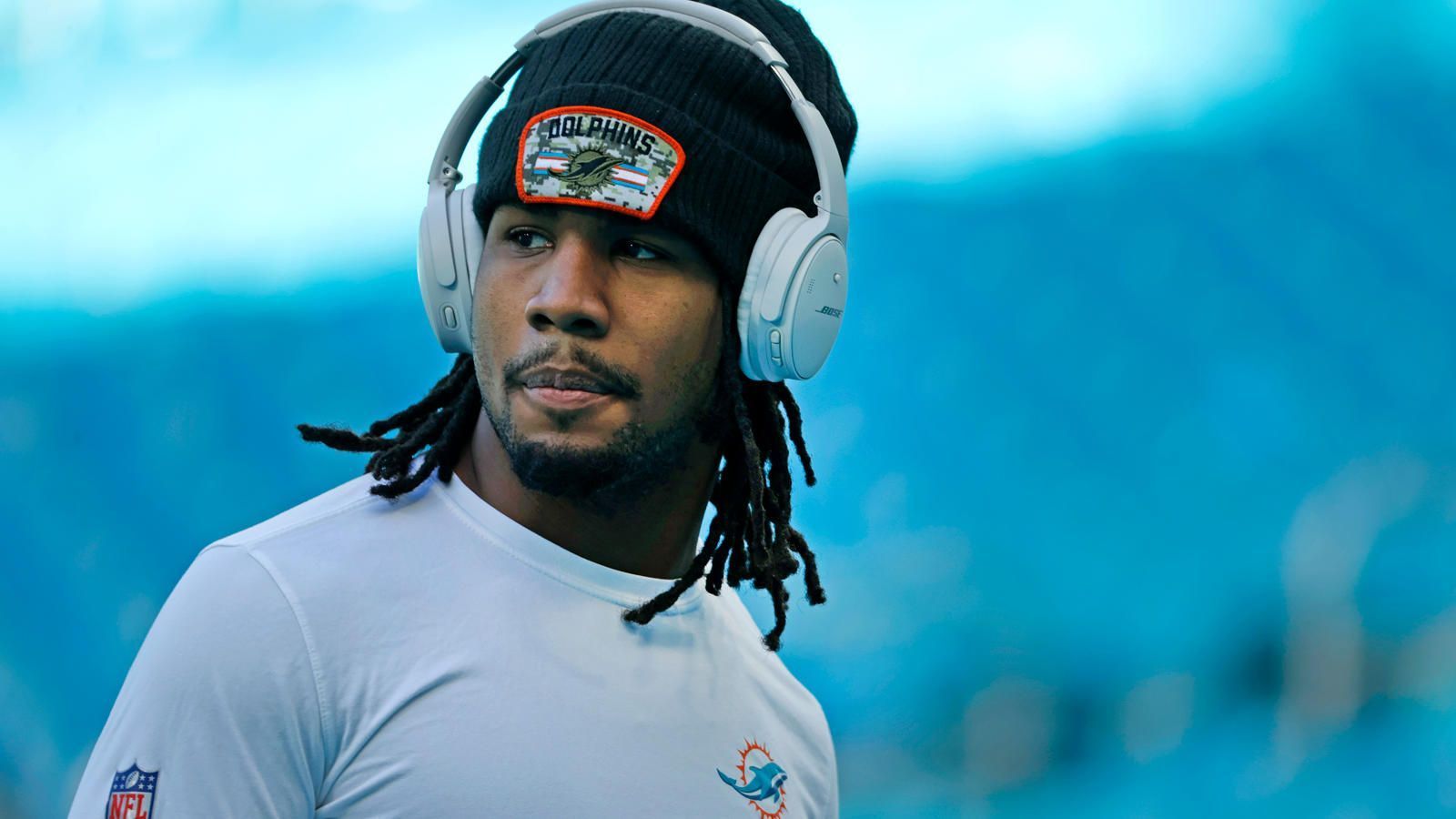 
                <strong>Platz 3: Miami Dolphins</strong><br>
                Die Dolphins haben mit ihren Top-Picks voll ins Schwarze getroffen. Jaylen Waddle ist der Antreiber der Offense in Miami, seine 86 Catches in dieser Saison bedeuten Platz fünf in der NFL. 50 seiner Catches konnte er zudem in ein neues First Down ummünzen - der sechstbeste Wert der Liga. Neben Waddle überzeugt auch der zweite Erstrunden-Pick. Pass Rusher Jaelan Phillips kommt auf 8,5 Sacks und 36 Pressures, obwohl er nur knapp über 50 Prozent der Snaps spielt. Zudem zeigt Jevon Holland, der in der zweiten Runde verpflichtet wurde, Woche für Woche konstante Leistungen. Holland ist zudem schon als Rookie ein wahrer Dauerbrenner: Seit dem 5. Spieltag verpasste Holland lediglich sieben Snaps. 
              