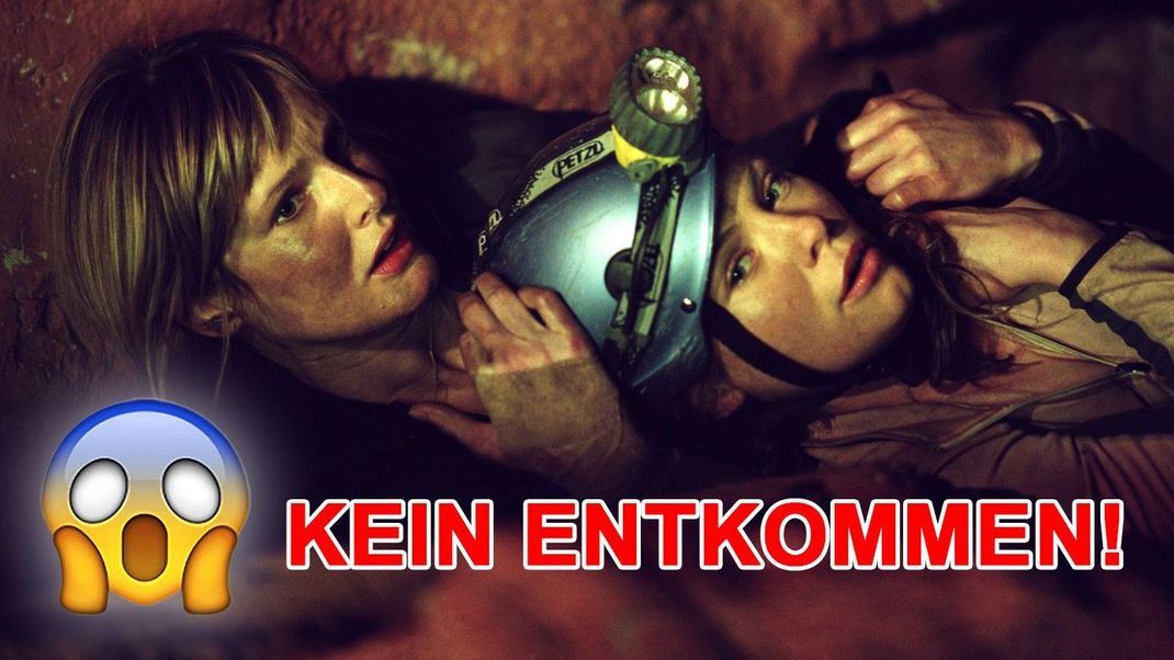 Rebecca (Saskia Mulder) und Sam (Myanna Buring) müssen sich in "The Descent - Abgrund des Grauens" einen Weg durch die enge Höhle bahnen.