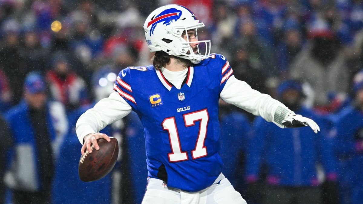 NFL, American Football Herren, USA AFC Divisional Round- Baltimore Ravens at Buffalo Bills Jan 19, 2025; Orchard Park, New York, USA; Buffalo Bills quarterback Josh Allen (17) looks to throw during...