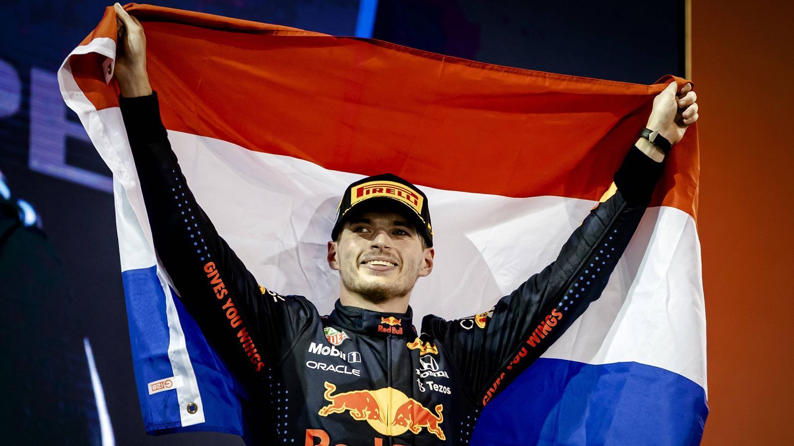 
                <strong>Gewinner: Max Verstappen</strong><br>
                Max Verstappen ist der erste niederländische Weltmeister und hat damit die siebenjährige Dominanz von Mercedes durchbrochen. Er löste in seinem Heimatland einen Formel-1-Boom aus, der mit jener Euphorie vergleichbar ist, die Michael Schumacher in den 1990er Jahren in Deutschland entfachte. Der 24-Jährige hat sich fahrerisch weiterentwickelt, ist nicht mehr der unüberlegte Hitzkopf, sondern agiert auch taktisch clever. In den Rad-an-Rad-Duellen ist er trotzdem weiterhin gnadenlos. Dieser Mix könnte Verstappen noch viele weitere Titel einbringen.
              