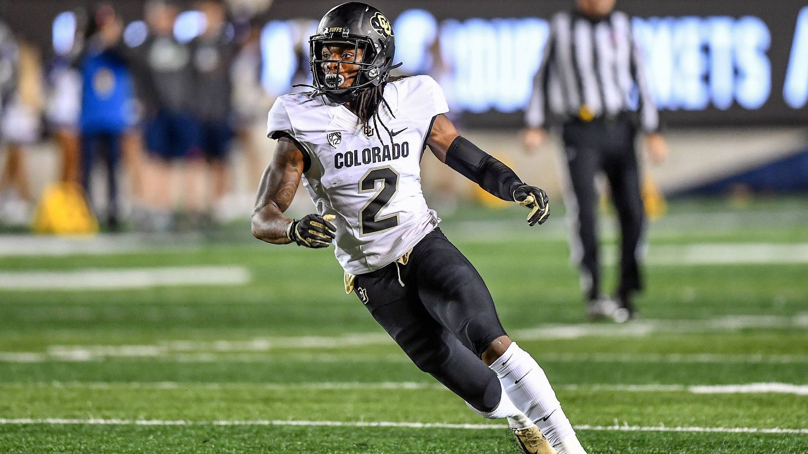 
                <strong>Laviska Shenault (Colorado Buffaloes)</strong><br>
                Der Wide Receiver der Colorado Boulder Buffaloes konnte in der vergangenen Saison in nur neun Spielen 1.011 Receiving Yards und insgesamt elf Touchdowns verbuchen. In diesem Jahr war es um einiges weniger: Der 21-Jährige erlief 764 Yards und ihm gelangen sechs Touchdowns.
              