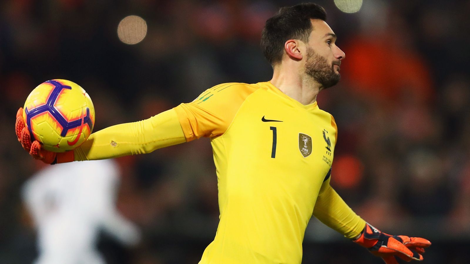 
                <strong>Hugo Lloris (Frankreich)</strong><br>
                In den Länderspielen gegen Moldawien und in Albanien muss Weltmeister Frankreich auf den Stammkeeper Hugo Lloris verzichten. Der Schlussmann von Tottenham Hotspur erlitt zuletzt in der Premier League eine Ellenbogen-Verletzung und fällt voraussichtlich bis zum Jahresende aus. In der EM-Qualifikation liegt Frankreich in Gruppe H mit 19 Punkten auf Platz 2, punktgleich mit Tabellenführer Türkei.
              