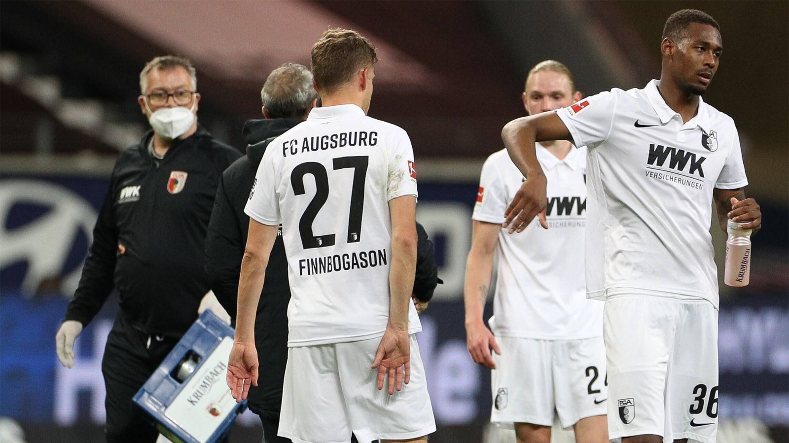 
                <strong>FC Augsburg - 12. Platz, 33 Punkte  </strong><br>
                Noch beträgt der Vorsprung auf den Relegationsplatz sieben Punkte. Doch der Schein trügt: Die Hertha hat derzeit zwei Spiele weniger, unter der Woche punktete die Konkurrenz. Nach nur vier Punkten aus den letzten fünf Spielen ist der FC Augsburg daher wieder im erweiterten Abstiegskampf angelangt. Besonders die harmlose Offensive (zwei Tore in fünf Spielen) bereitet Sorgen. Ein Sieg gegen Köln käme einer Vorentscheidung gleich, danach folgen noch Stuttgart (A), Bremen (H) und München (A). Prognose: Es wird knapp, aber Augsburg schafft den Klassenerhalt. 
              