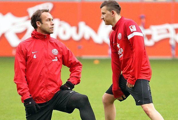 
                <strong>Ein Neuer für Mainz</strong><br>
                Mit einem Neuzugang ist der 1. FSV Mainz 05 in die Rückrunden-Vorbereitung gestartet. Der bereits im August verpflichtete bulgarische Nationalspieler Todor Nedelew (r.) absolvierte am Freitag seine erste Einheit unter Trainer Thomas Tuchel
              