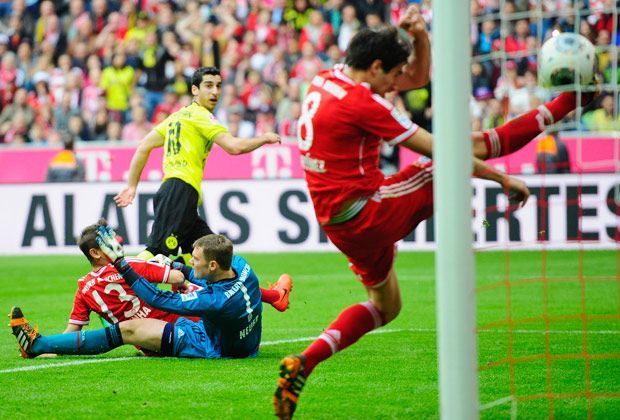 
                <strong>Top: Henrikh Mkhitaryan</strong><br>
                Gegen Real Madrid noch "Mister Chancentod", dafür gegen den FC Bayern eiskalt: Henrikh Mkhitaryan erzielt das 1:0 im Prestigeduell der beiden besten Mannschaften und ebnet mit seinem Treffer den klaren 3:0-Sieg für Borussia Dortmund.
              