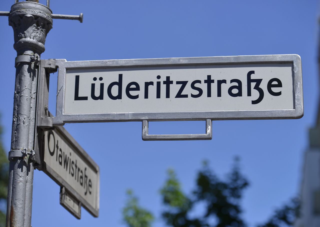 In vielen deutschen Städten gibt es noch Straßennamen mit Bezug zur Kolonialgeschichte. Durch Berlin etwa läuft die Lüderitzstraße. Sie erinnert an Adolf Lüderitz (1834–1886), der ab 1883 durch Betrug Landbesitz im heutigen Namibia ergaunerte. Andernorts sind Straßen etwa nach Carl Peters (1856–1918) benannt. Er wird als Begründer der damaligen Kolonie "Deutsch-Ostafrika" geehrt. Aufgrund seines grausamen Vorgehens bekam er S