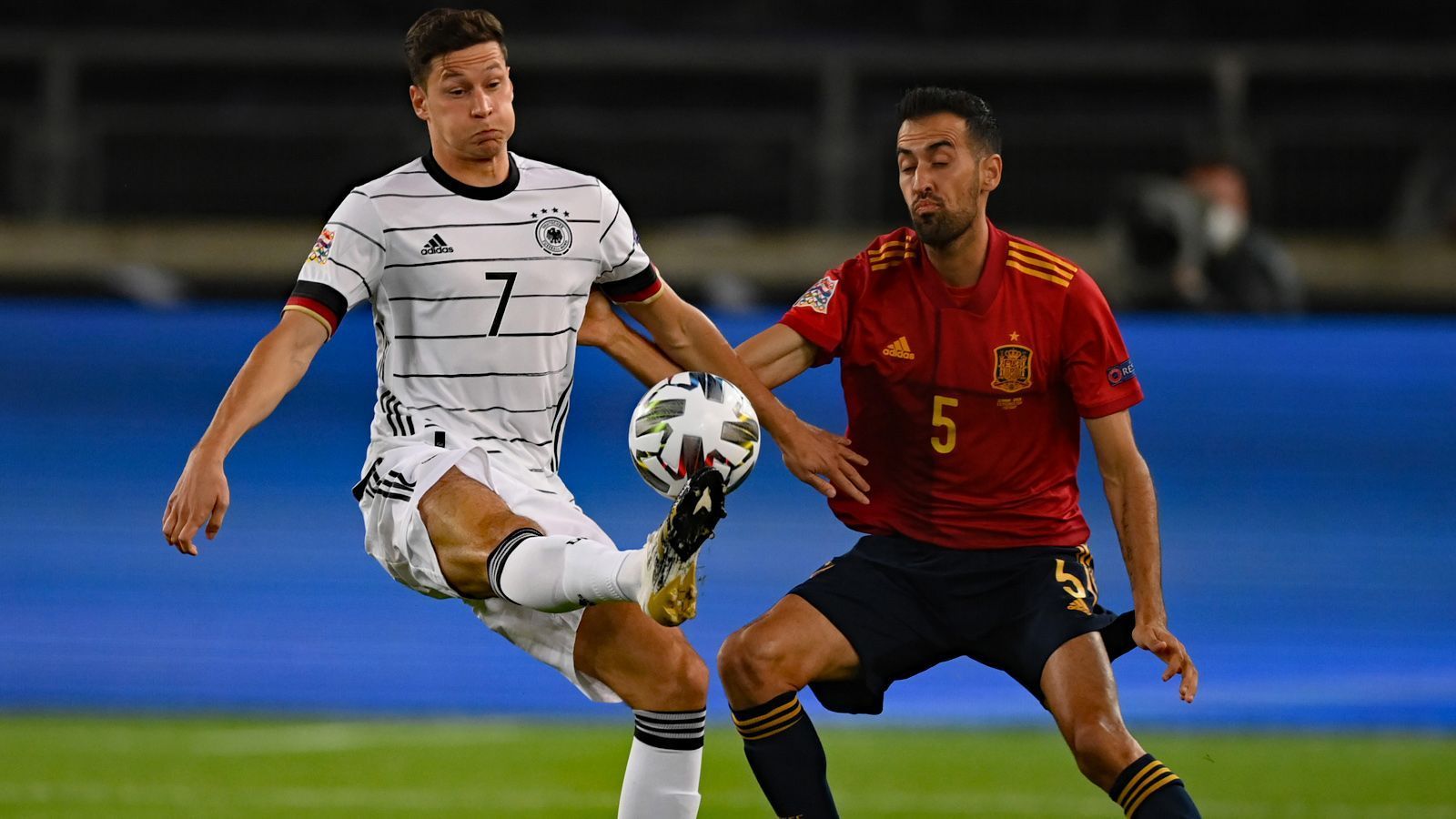 
                <strong>Julian Draxler</strong><br>
                Treibt das Offensivspiel der Deutschen Mannschaft an und steht Sergio Busquets fast das ganze Spiel über auf den Füßen. Im Konterspiel unterlaufen ihm vereinzelte Fehler, dennoch kann er mit seiner Leistung zufrieden sein. ran-Note 3
              