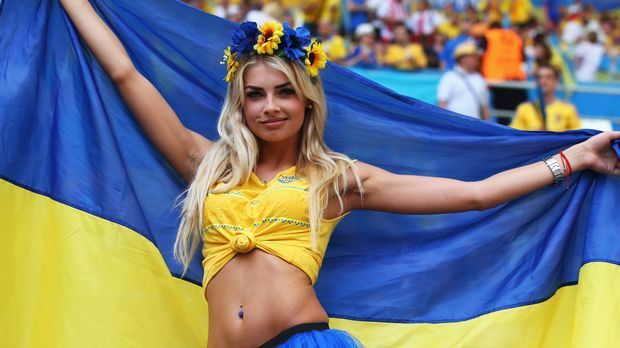 
                <strong>Fan Ukraine</strong><br>
                Oh, wie blöd! Weil die Ukraine ohne Punkt in Gruppe C rausflog, werden wir diese Dame beim dritten Gruppenspiel gegen Polen wohl zum letzten Mal im Stadion in Frankreich gesehen haben.
              