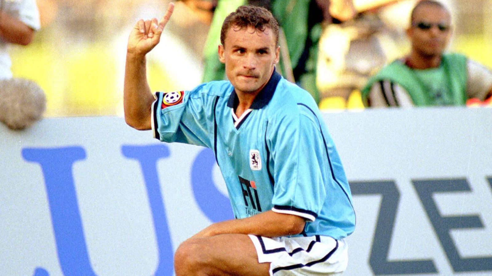 
                <strong>Sturm: Martin Max</strong><br>
                Martin Max gewann 1997 mit dem FC Schalke 04 den UEFA-Pokal. Zwei Jahre später erfolgte der Wechsel zu 1860 München. In den Jahren 2000 und 2002 wurde er im Trikot der "Löwen" sogar Torschützenkönig der Bundesliga. Dann allerdings verlor er seinen Stammplatz an einen jungen aufstrebenden Stürmer namens…
              