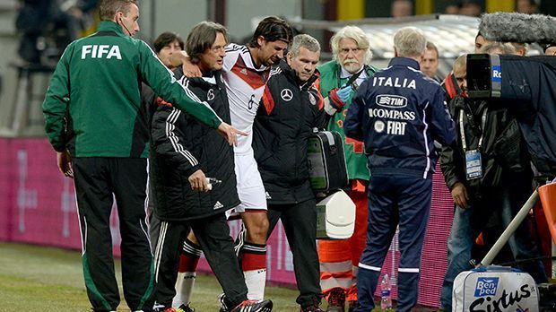 
                <strong>Sami Khedira </strong><br>
                Sami Khedira: Auch ihn verfolgt das Pech. Nach mehreren Muskelbündelrissen traf es Sami Khedira 2013 richtig hart. Im Freundschaftsspiel gegen Italien riss er sich das Innen- und das Kreuzband. Etwa ein halbes Jahr später war er jubelnd zurück: Khedira fuhr zur WM und wurde Weltmeister.
              
