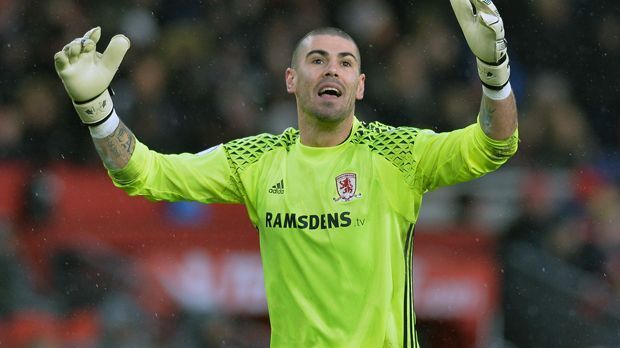 
                <strong>Victor Valdes (35 Jahre, Torwart)</strong><br>
                Jahrelang war der spanische Torhüter Victor Valdes auf der Sonnenseite des Fußballs, gewann mit dem FC Barcelona Titel über Titel, bis er 2014 seinen Jugendklub verließ. Seitdem geht es mit der Karriere des 35-Jährigen bergab. Zunächst kam er bei Manchester United nicht zum Zug, auch eine Leihe nach Lüttich brachte nichts. Negatives Highlight war der kürzliche Abstieg aus der Premier League mit Middlesbrough. Nachdem "Boro" als Absteiger feststand, wurde der eigentlich bis 2018 laufenden Vertrag mit Valdes aufgelöst. Die Konsequenz: Der Ex-Barca-Keeper muss wieder auf Klubsuche gehen.
              